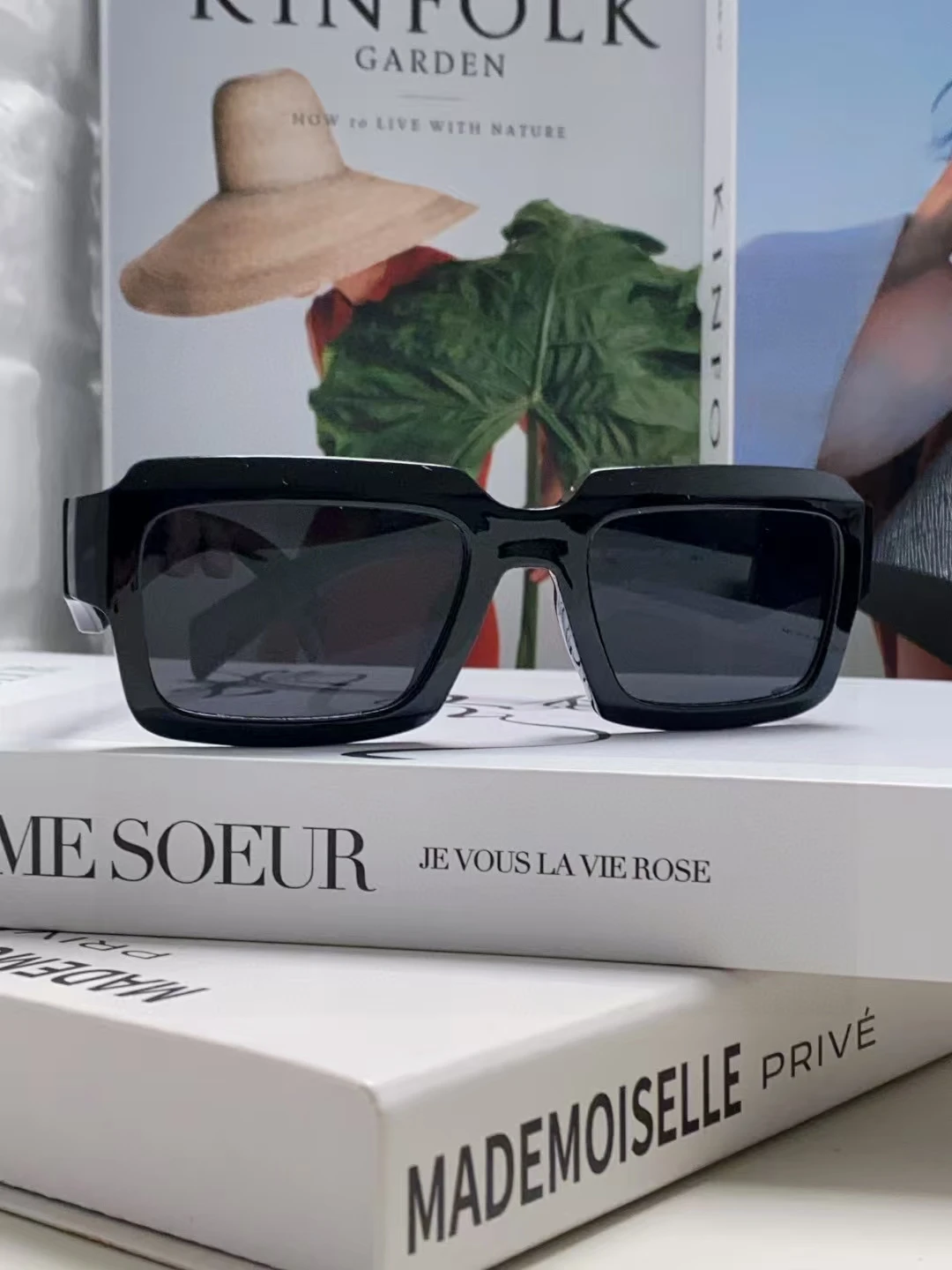 

Retro Square Sunglasses Unisex Black Thick Frame Fashion UV400 Shades Streetwear Style Sun Glasses For Men Women