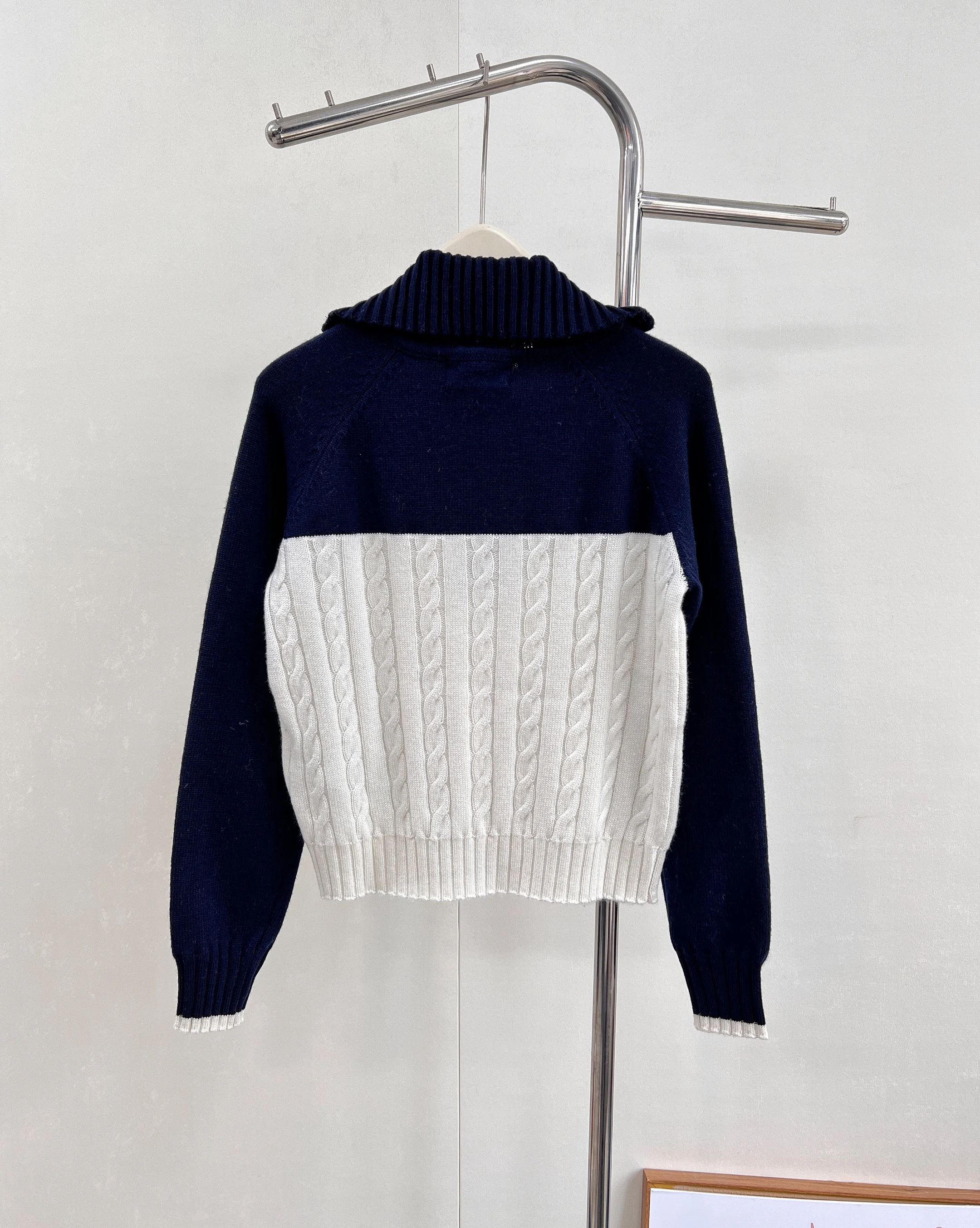 

2025 ранняя осень, модный теплый темпераментный женский вязаный топ на молнии с полуоткрытыми лацканами и плетеными лацканами с цветными блоками