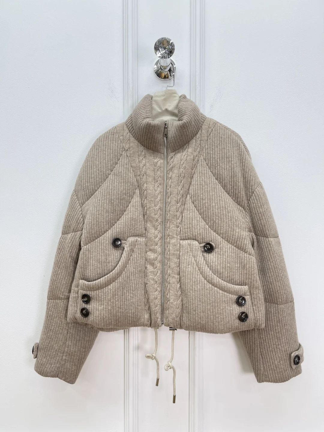 Chaqueta acolchada de punto de color caqui y cachemira para mujer, abrigo acolchado con estampado de diamantes y cremallera recortado de plumón de ganso blanco 90%