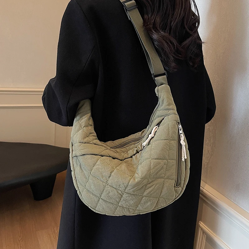 Quilted Fabric Shoulder Crossbody Bag for Women Fall Winter Fashion Versatile and Spacious Design for Daily Use