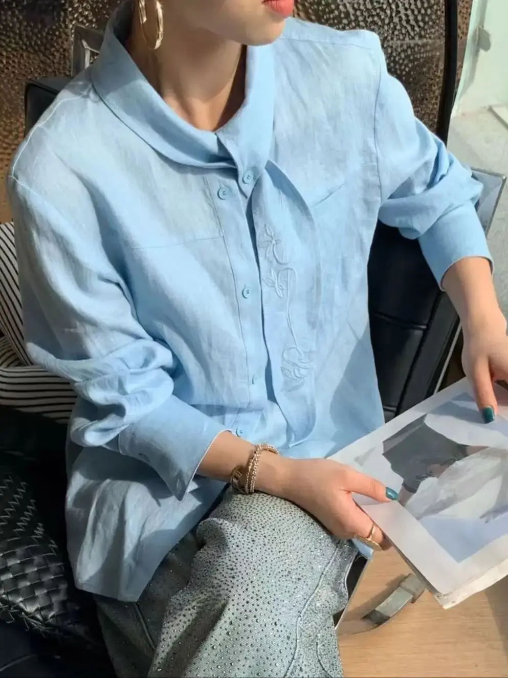 

Элегантная рубашка из плотного льна во французском стиле с вышивкой стразами и длинными рукавами