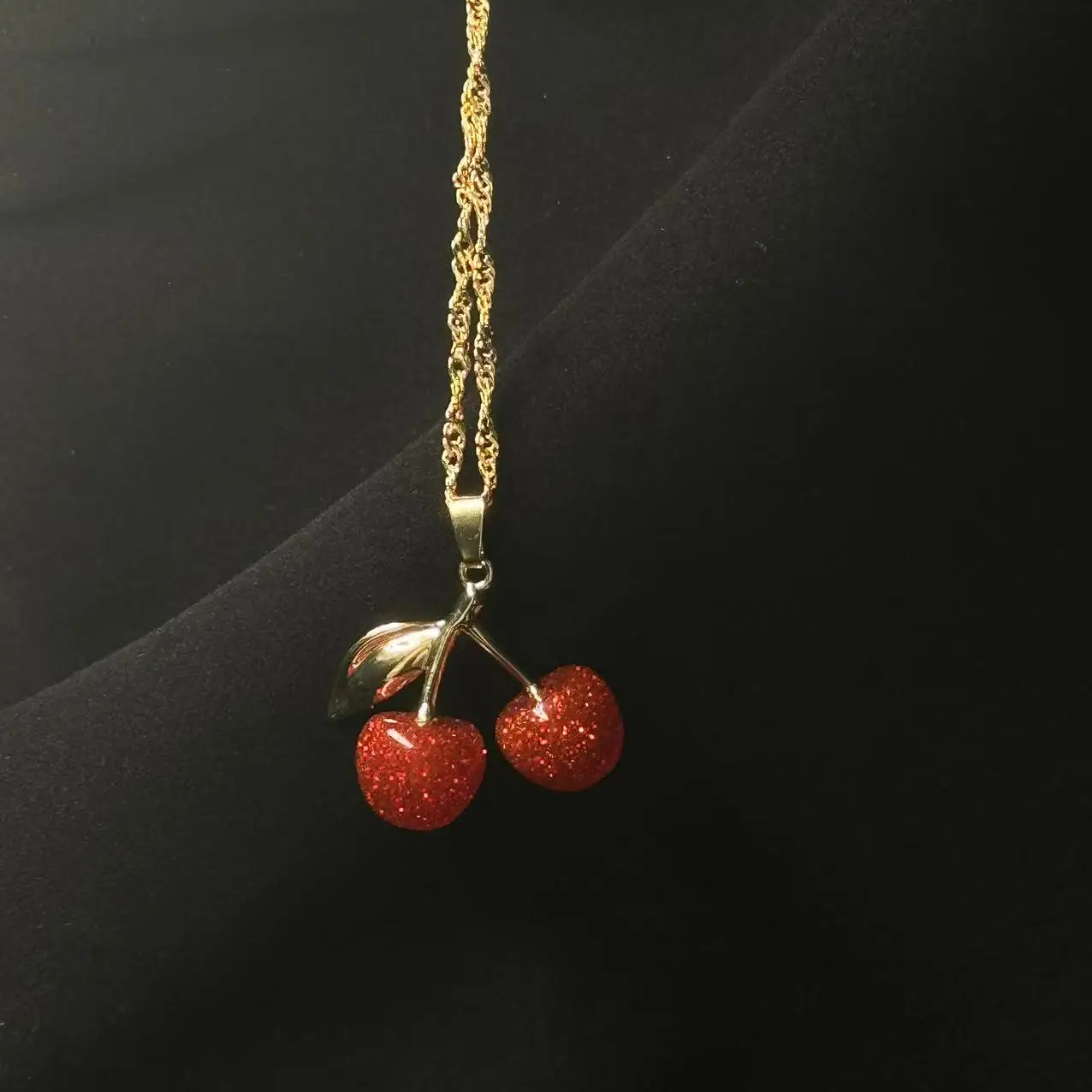 قلادة عصرية على شكل كرز أحمر للنساء سلسلة ذهبية مجوهرات فاكهة إكسسوار للحفلات هدية عيد ميلاد