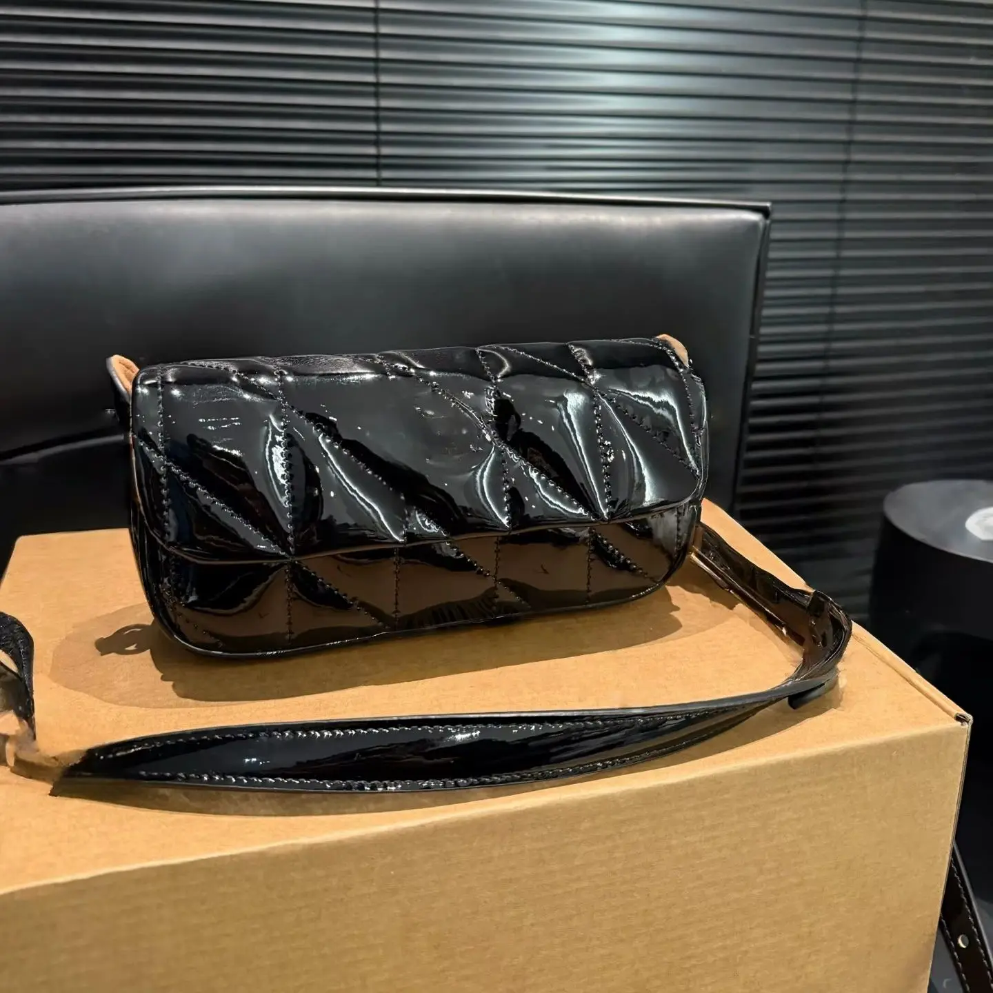 

2025 New Women's Clutch/Crossbody/Shoulder Bag, Patent Leather, Chain Style, Available in Black and Red, 20 x 11cm