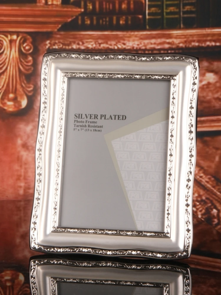 Elegant Silver Edge Photo Frame with Velvet Backing