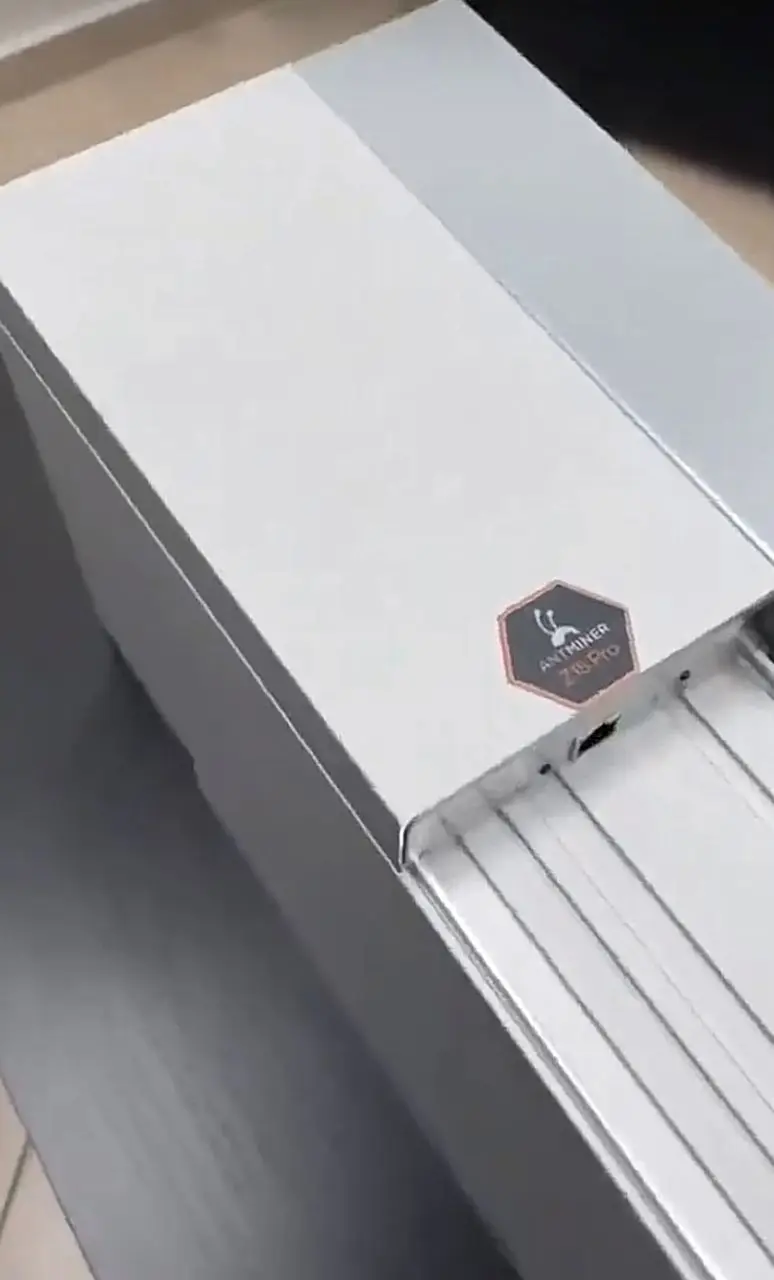 Лидер продаж: Новый Bitmain Antminer Z15 Pro 840kh/s EquiHash Asic 2780W ZEN ZEC