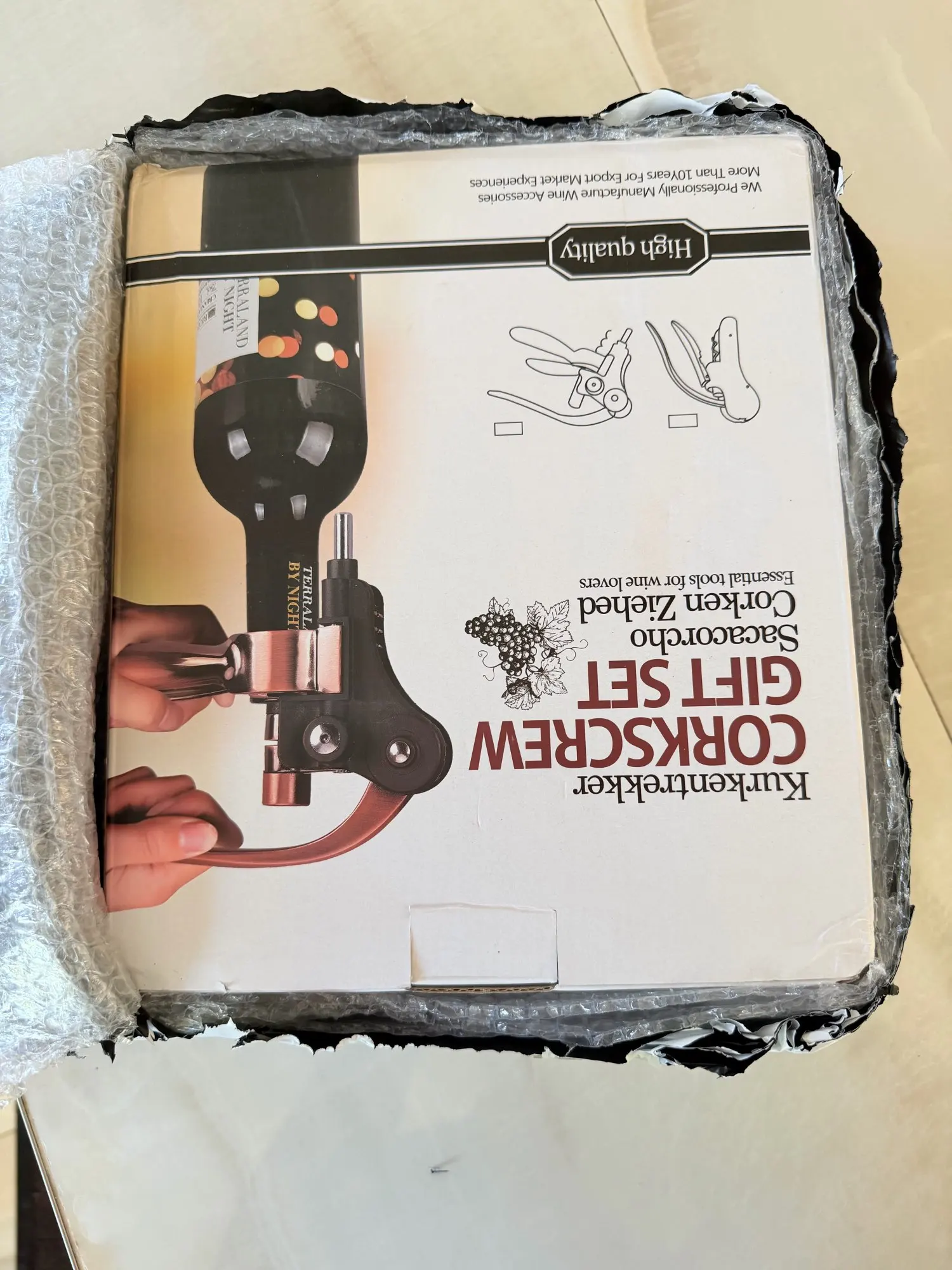 Sommelier-Weinset in roter Holzkiste – edles Geschenk für Weinliebhaber