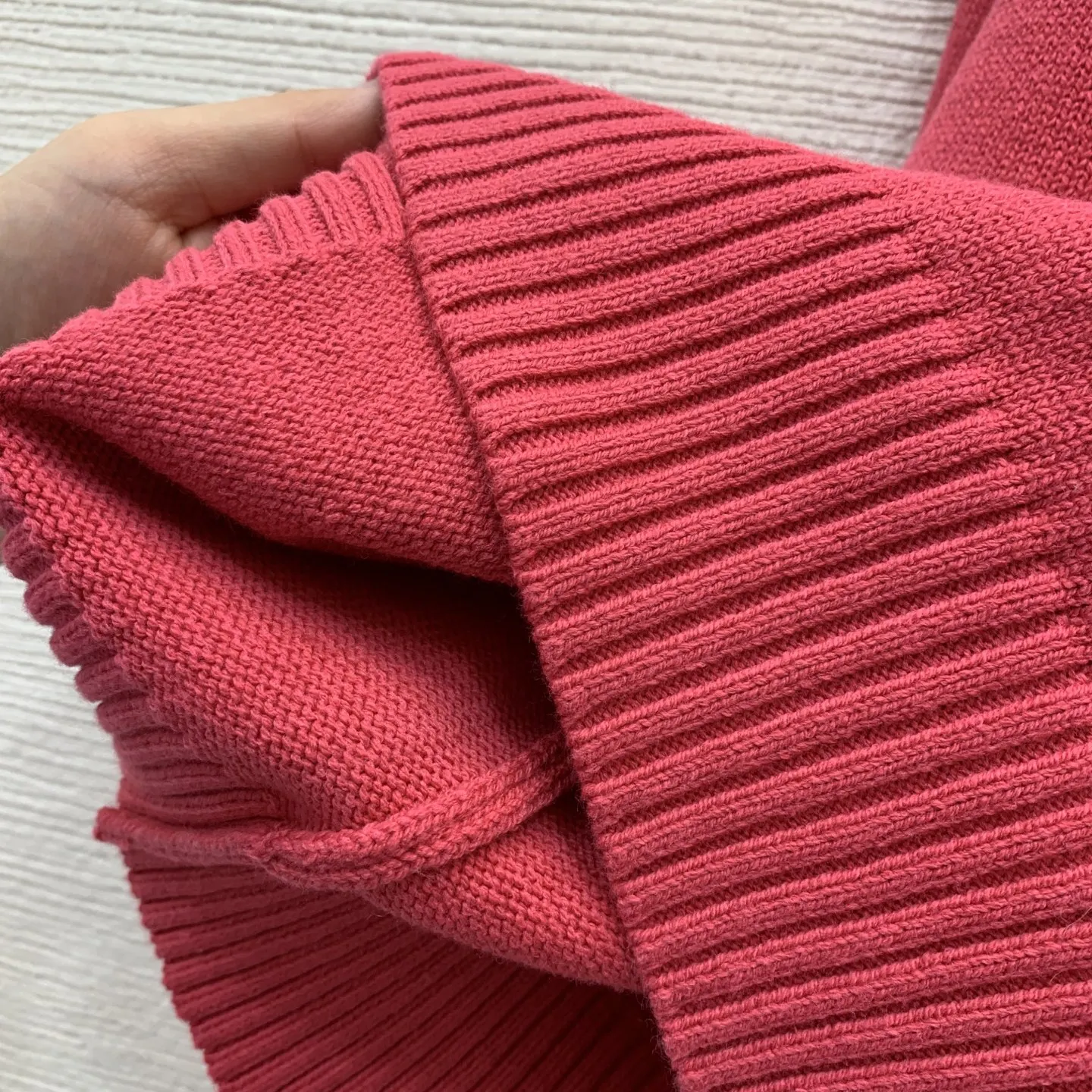 Langärmliges Strickpullover-Oberteil aus neuer Wolle mit grünem, besticktem Logo und Rundhalsausschnitt für Damen