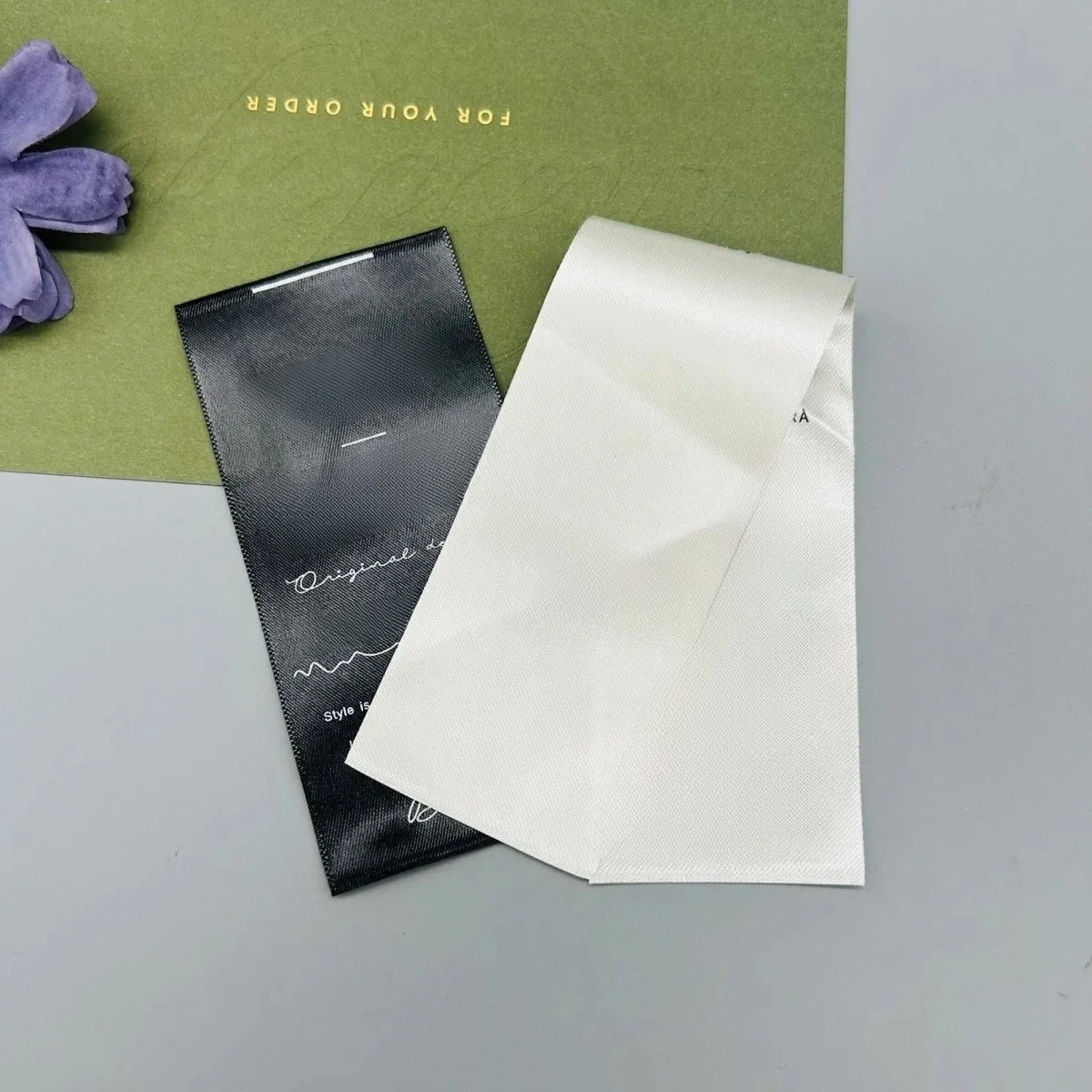 Étiquettes personnalisées de soins des vêtements en soie/satin, étiquettes de taille de vêtements tissées lavables avec étiquettes d'instructions de lavage blanches