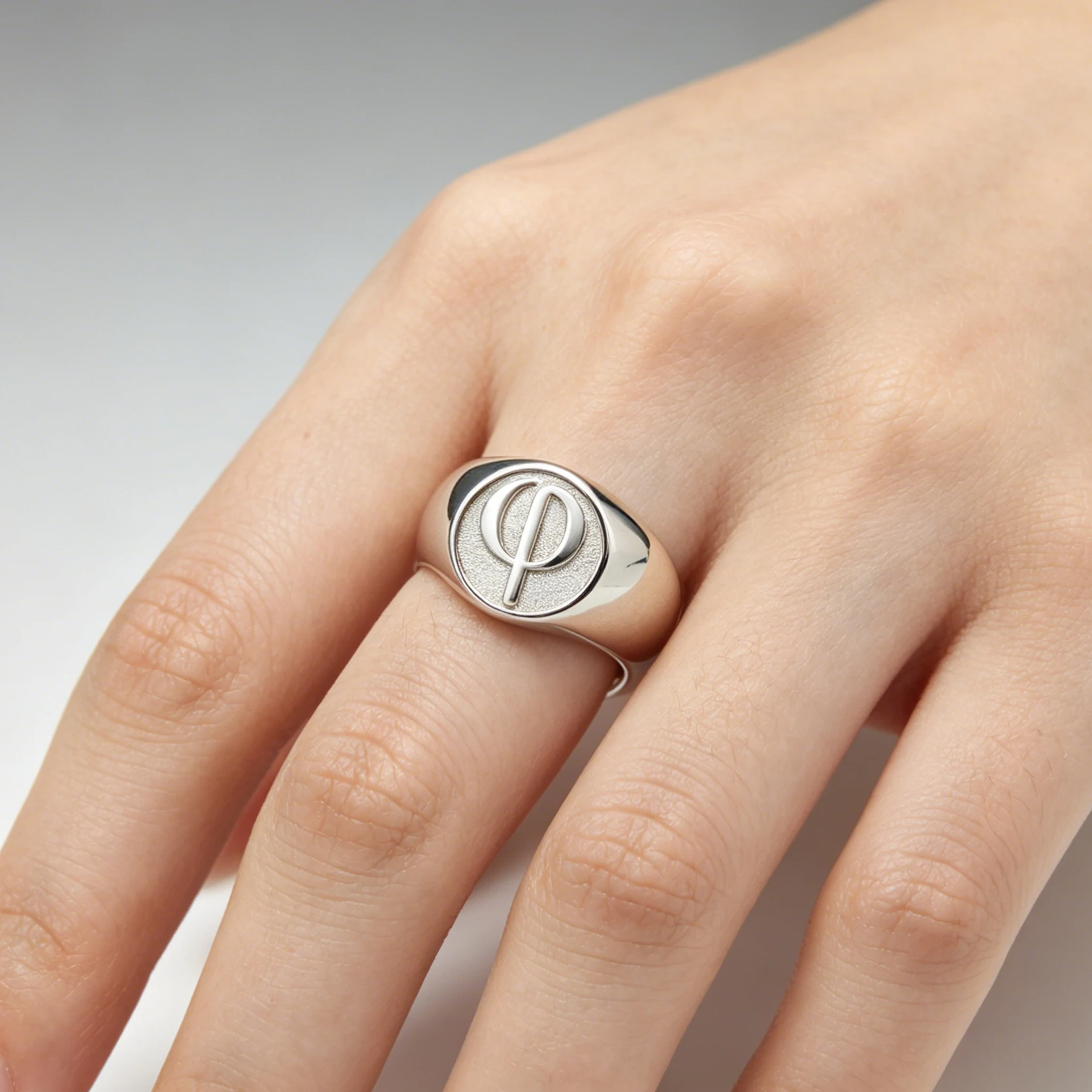 Statement Cocktail Ring - 15mmカスタム刻印メンズリング、名入れ大文字ロゴ入りファッションリング、卸売対応