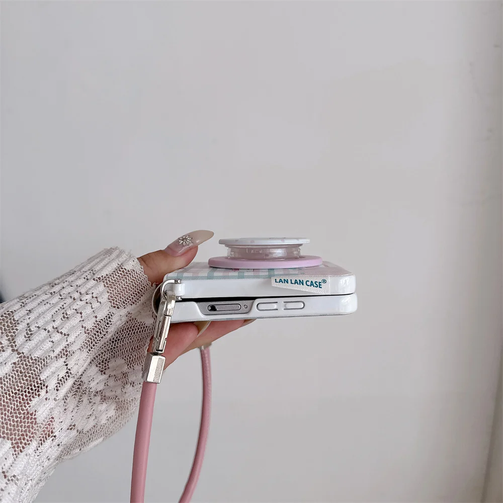 Koreańskie etui na telefon z motywem kreskówkowego kota w kratę, z magnetycznym zamknięciem, do modeli Samsung Galaxy Z Flip6, 7 FE, Flip 8, 7, 6, Flip 5, 6, Flip7, 6, z podstawką i łańcuszkiem. — zdjęcie produktu 6