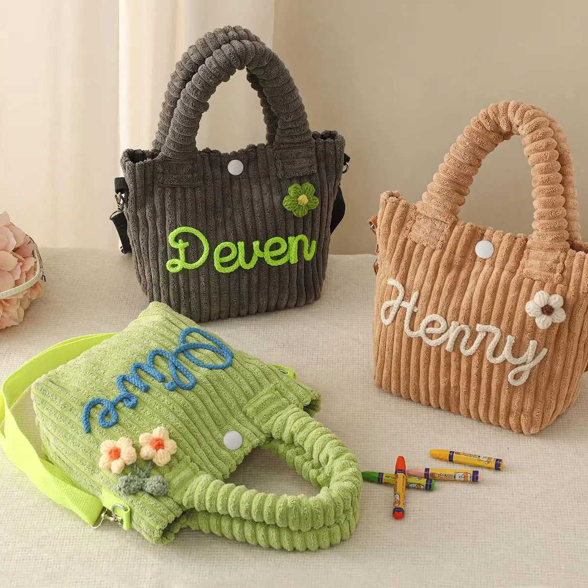 Personalisierte, handbestickte Umhängetasche mit Namen – Bonbonfarbene Cord-Bucket-Bag für den Alltag – Detail 9