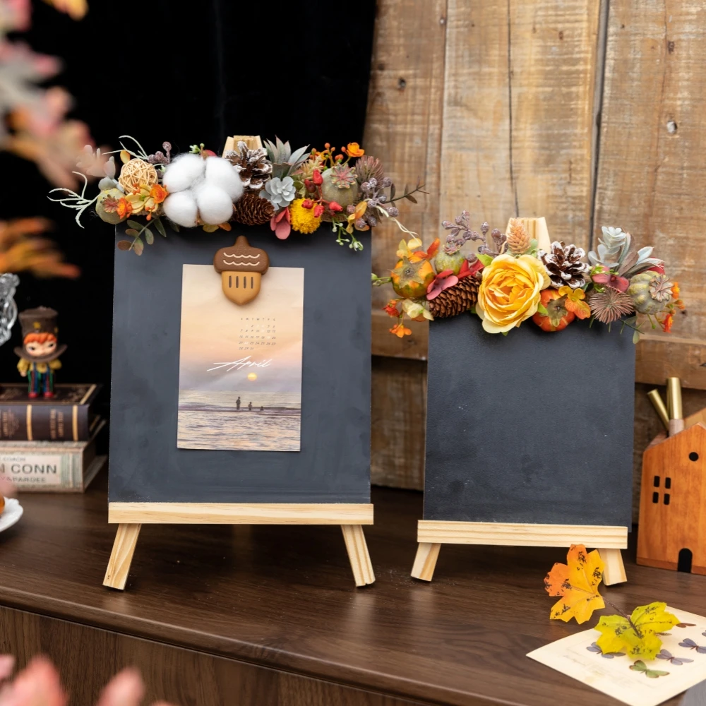 علامة سبورة صغيرة عتيقة مع حامل عرض لوحة رسائل لمحلات القهوة وقائمة مطعم الزفاف تعرض ديكور الحدث