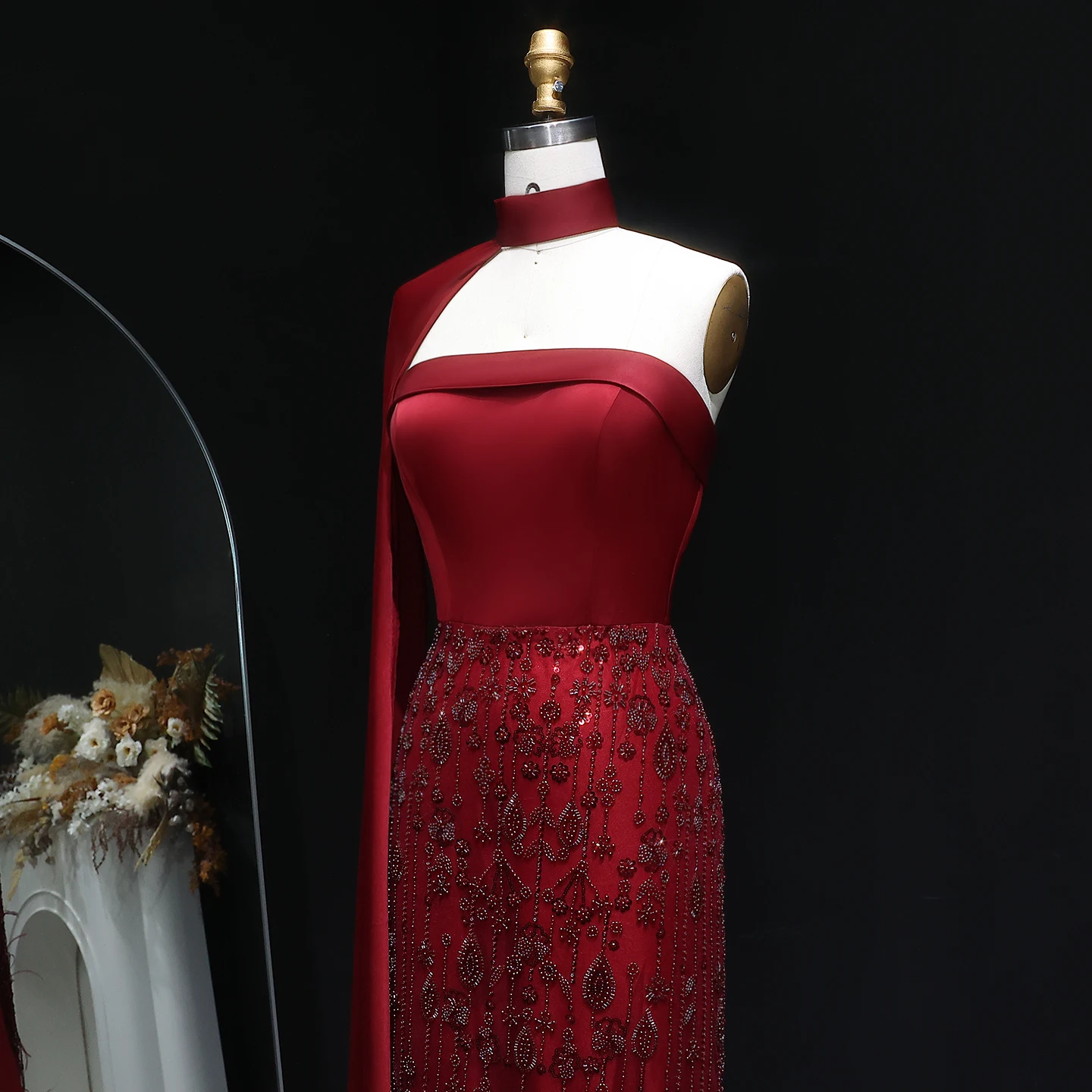 Sharon Said Arabisches Salbeigrünes Luxus-Federkleid mit Schal-Cape, trägerlos, Dubai, Damen, Hochzeitsfeier, SS014, maßgeschneidert – Detail 13