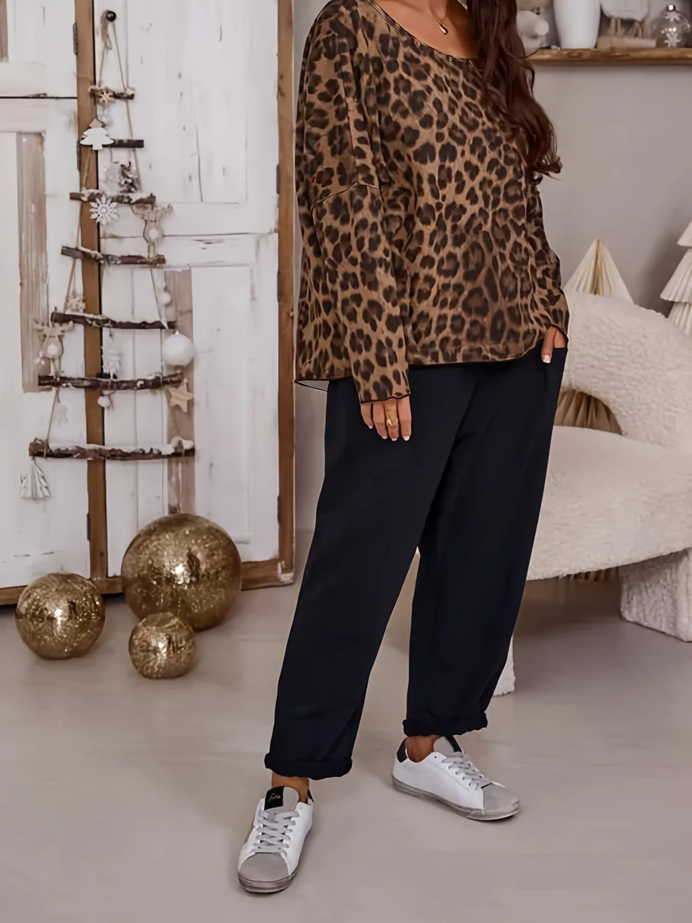 Atasan Lengan Panjang Leher Bulat Wanita Ukuran Plus Kasual Serbaguna Motif Macan Tutul Chic Klasik untuk Semua Musim