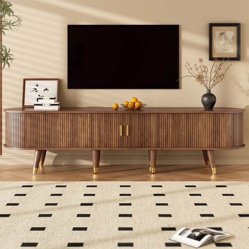Meuble TV avec porte coulissante en rotin, aspect noyer et beaucoup de rangement, poignées et pieds dorés - Table TV style campagnard en MDF à compartiments ouverts, 175x38x45 cm.