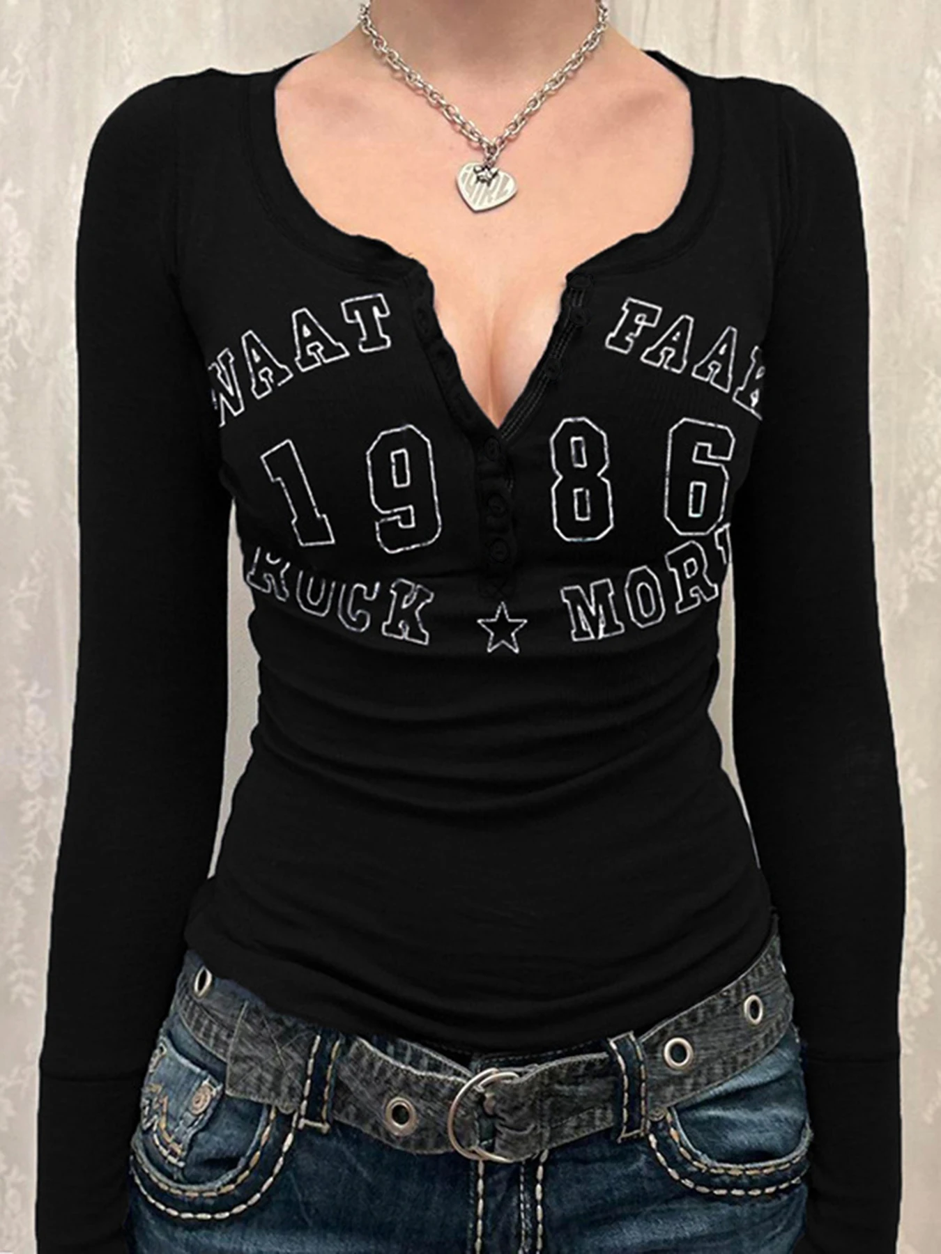 تيشيرتات نسائية طويلة الأكمام بفتحة رقبة على شكل حرف ، تيشيرت بأزرار ، طباعة أحرف ، أنيقة ، نحيفة ، بسيطة ، مثيرة ، ملابس الشارع ، الخريف ، الشتاء ، جديدة ، الموضة