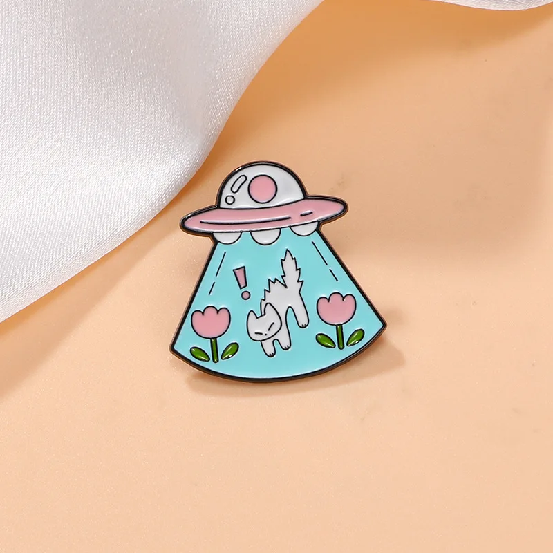 

Cute Cartoon UFO White Cat Enamel Brooch Creative Animal Lapel Pin Badge Backpack Clothing Hat Accessories