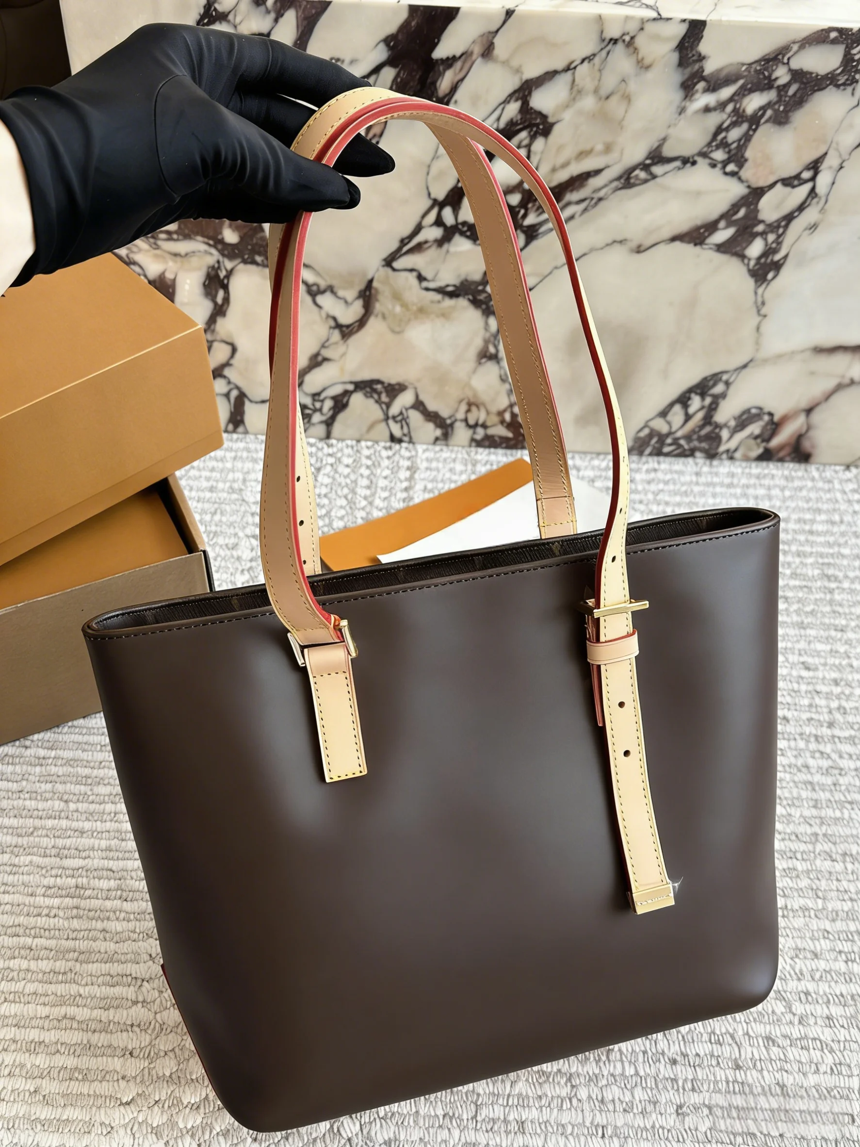 

2025 New SIZE: 32x25 CM Fashionable Versatile bags leather Portable Shoulder strap Hand-held no boxes