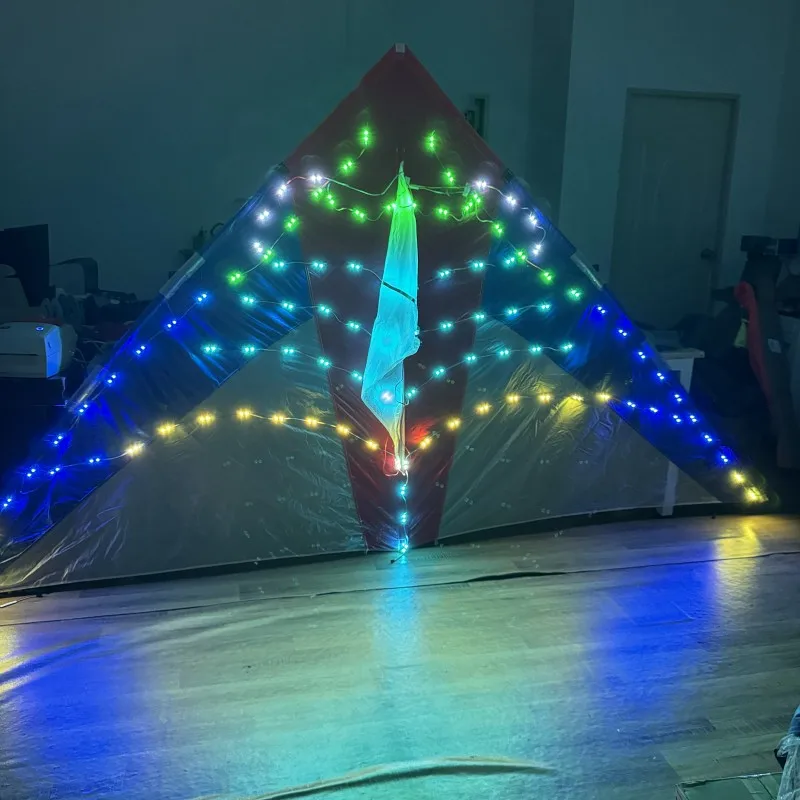 Große led nacht delta drachen 3sq. M ray reißfester Drachen rahmen aus Nylon und Kohle faser mit Lichtern und Schlauchs chwänzen