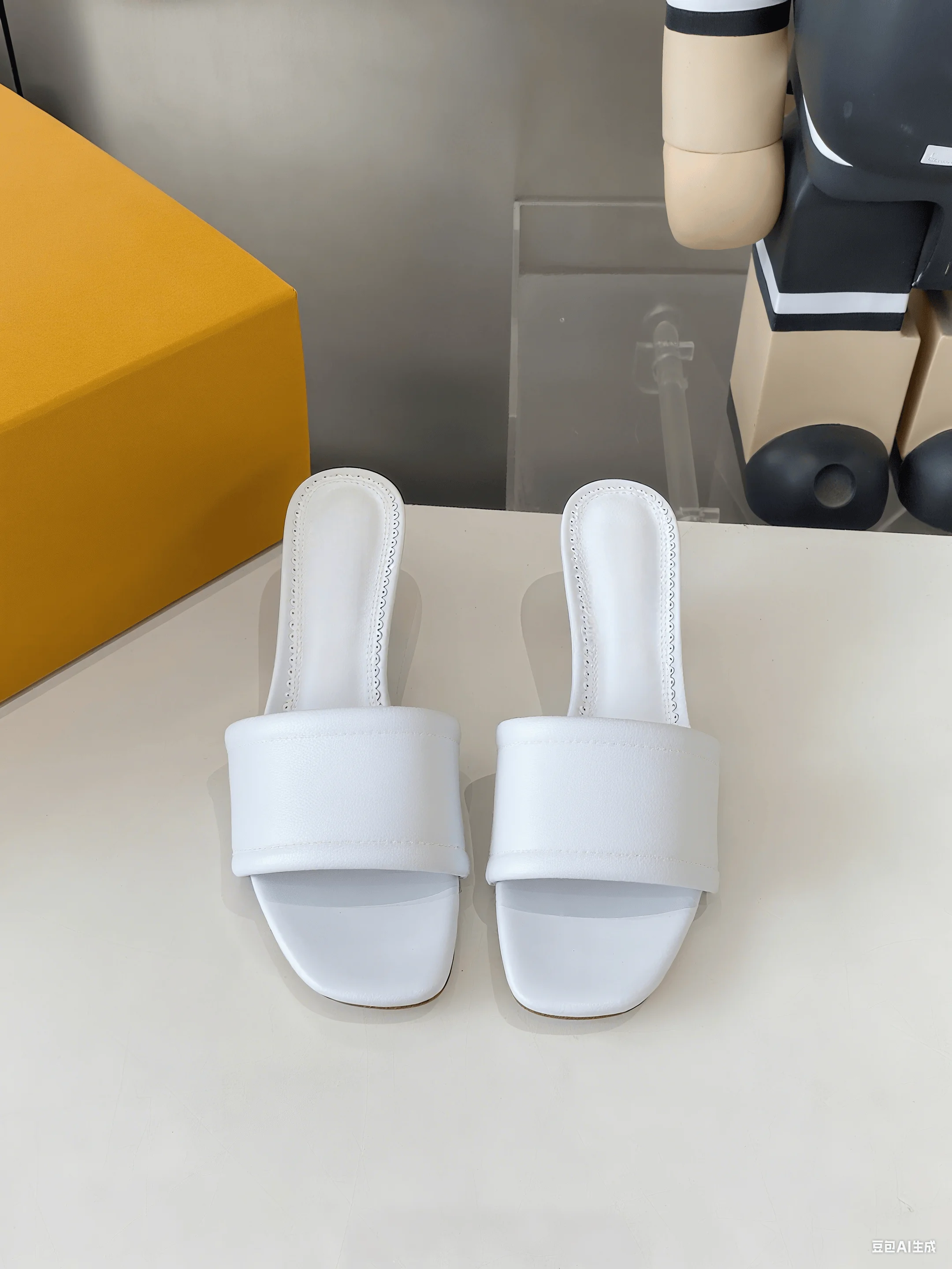 

Американский местный магазин — гладкие черные шлепанцы, минималистичный дизайн для легкого стиля