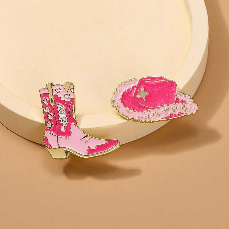 Badge de bottes de dessin animé créatif à la mode, accessoires pour vêtements féminins, Badge pour enfants, chapeau rose, broche en émail, bijoux cadeau