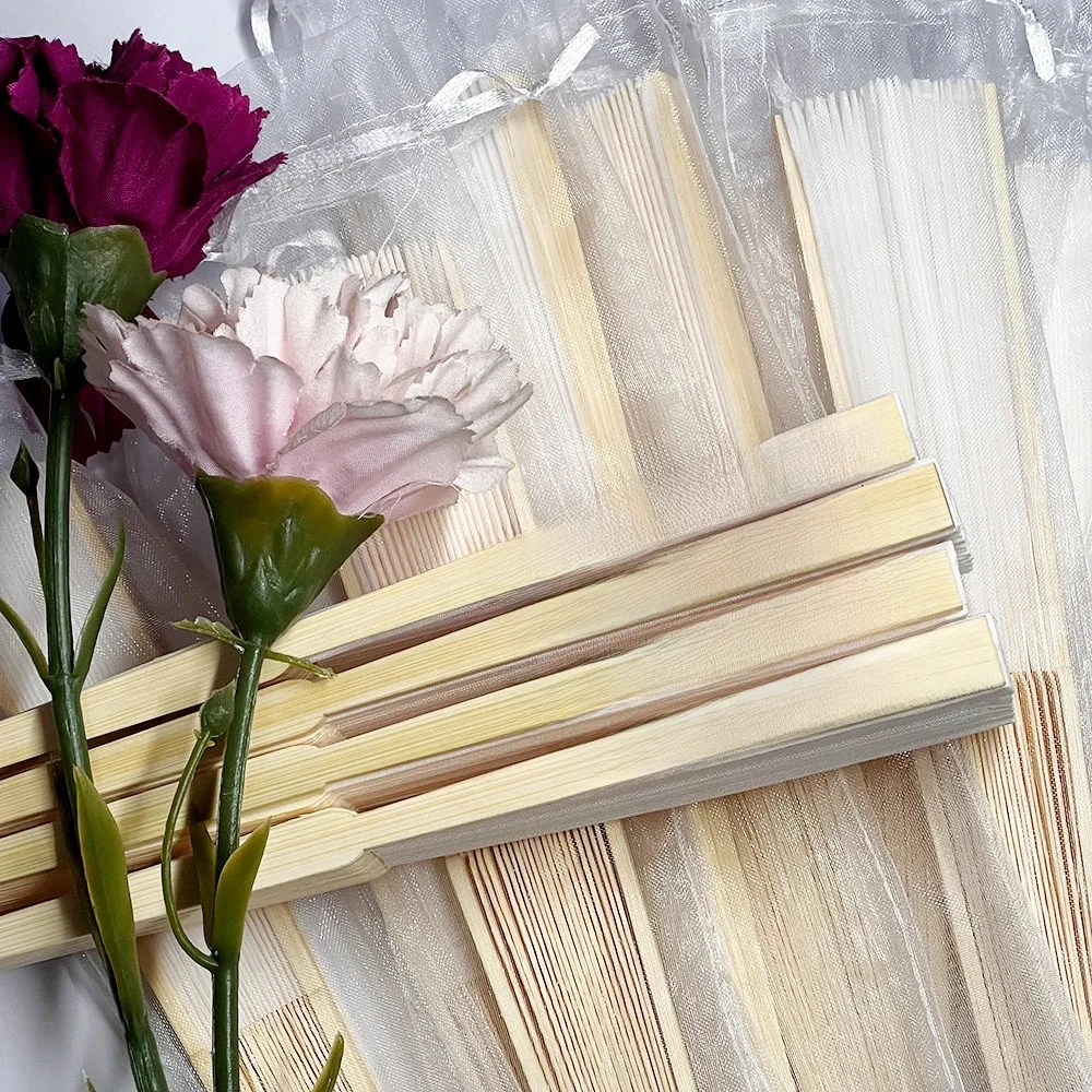10-90 stuks gepersonaliseerde gegraveerde witte opvouwbare elegante zijden handventilator met organza geschenkzakje bruiloft feestartikelen bulkaankoop - afbeelding 2