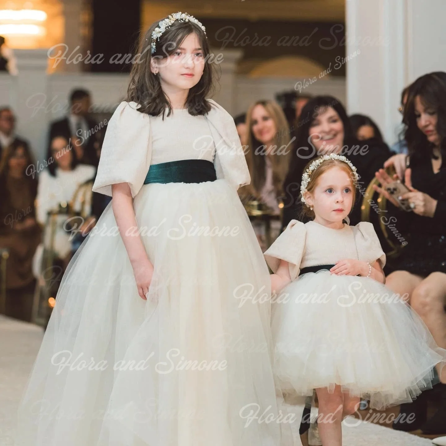 فستان فتاة الزهور مخصص لحفلات الزفاف بخصر عالٍ ورقبة نصف كم منتفخ من التل مطوي لأعياد ميلاد الأطفال فساتين التواصل الأول