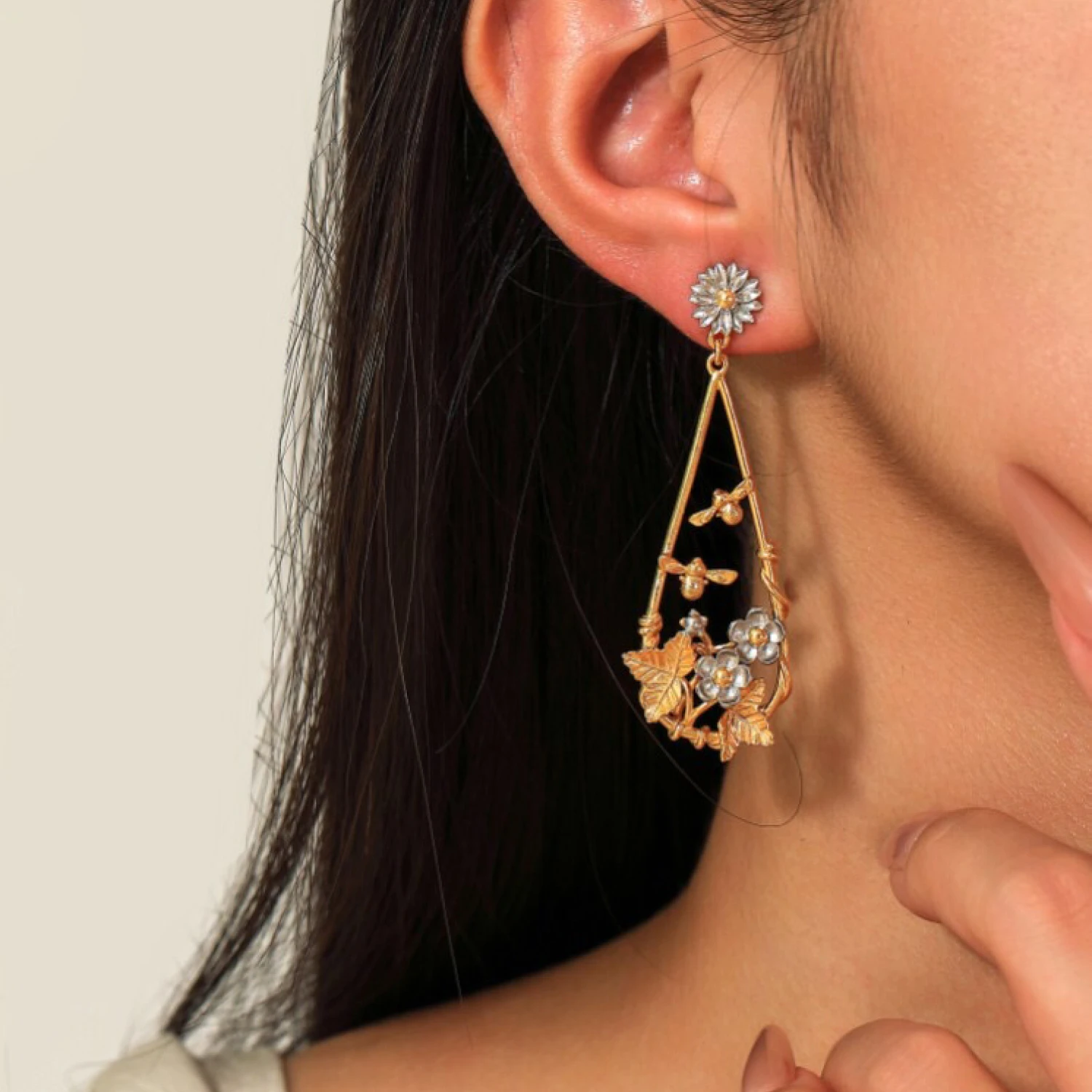 

YAJUNIEL Daisy Bee Dangle Earrings for Women Floral Insect Earrings 24K Real Gold Plated Hypoallergenic Elegant Jewelry Gifts