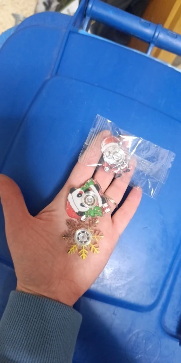 12/24/36 Pcs Acrylic Cartoon Old Man Christmas Tree Elk Snowman Fingertip Spinner for Christmas New Year Carnival Party Gift Bag photo review