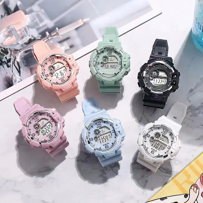Montre électronique étanche pour femmes et hommes, montre de sport pour couple avec veilleuse avec fonctions d'alarme et de minuterie