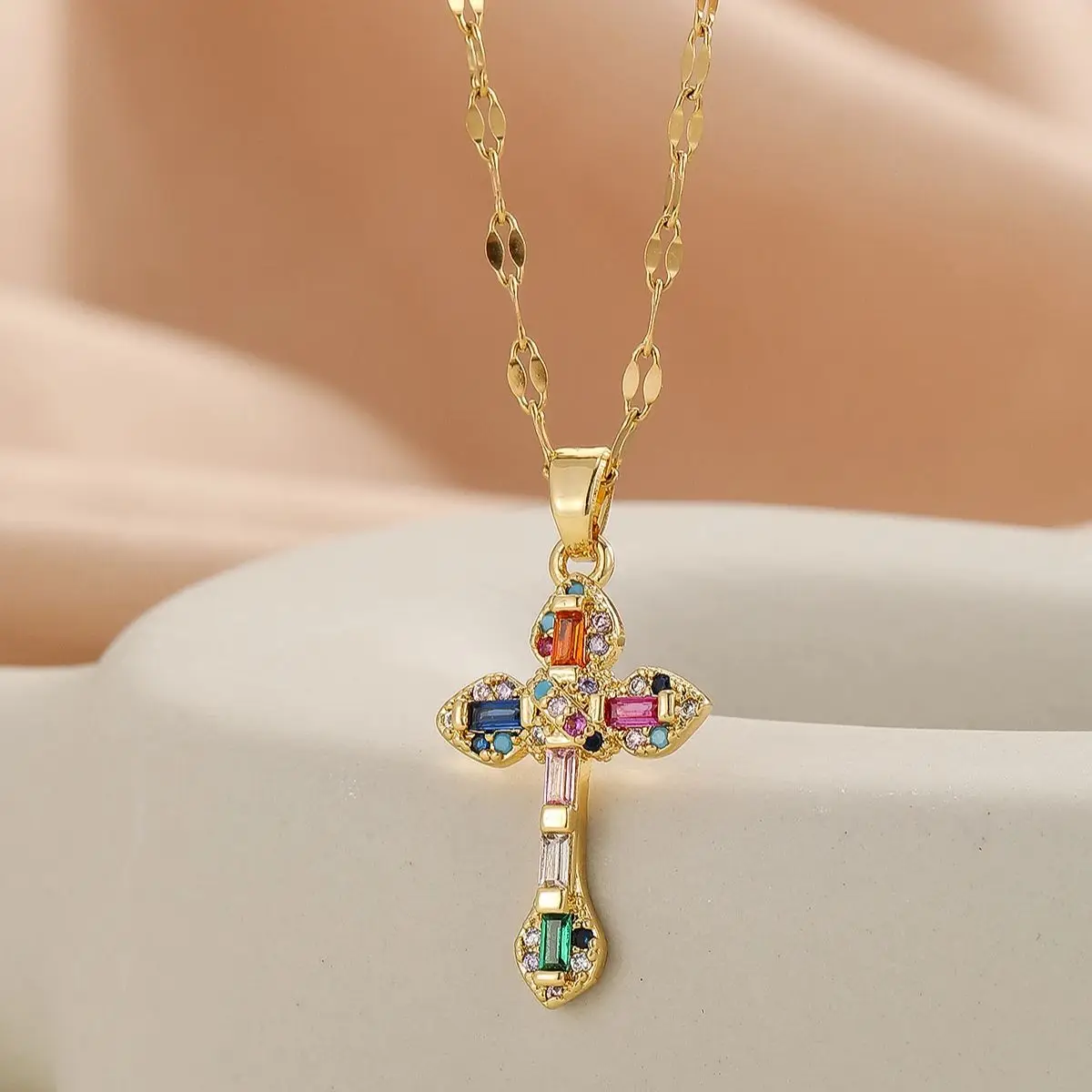 Modedesign Damen Halskette mikro-eingelegte bunte Diamant quadratische Zirkon Pfirsich Herz Kreuz Halskette für den täglichen Gebrauch geeignet