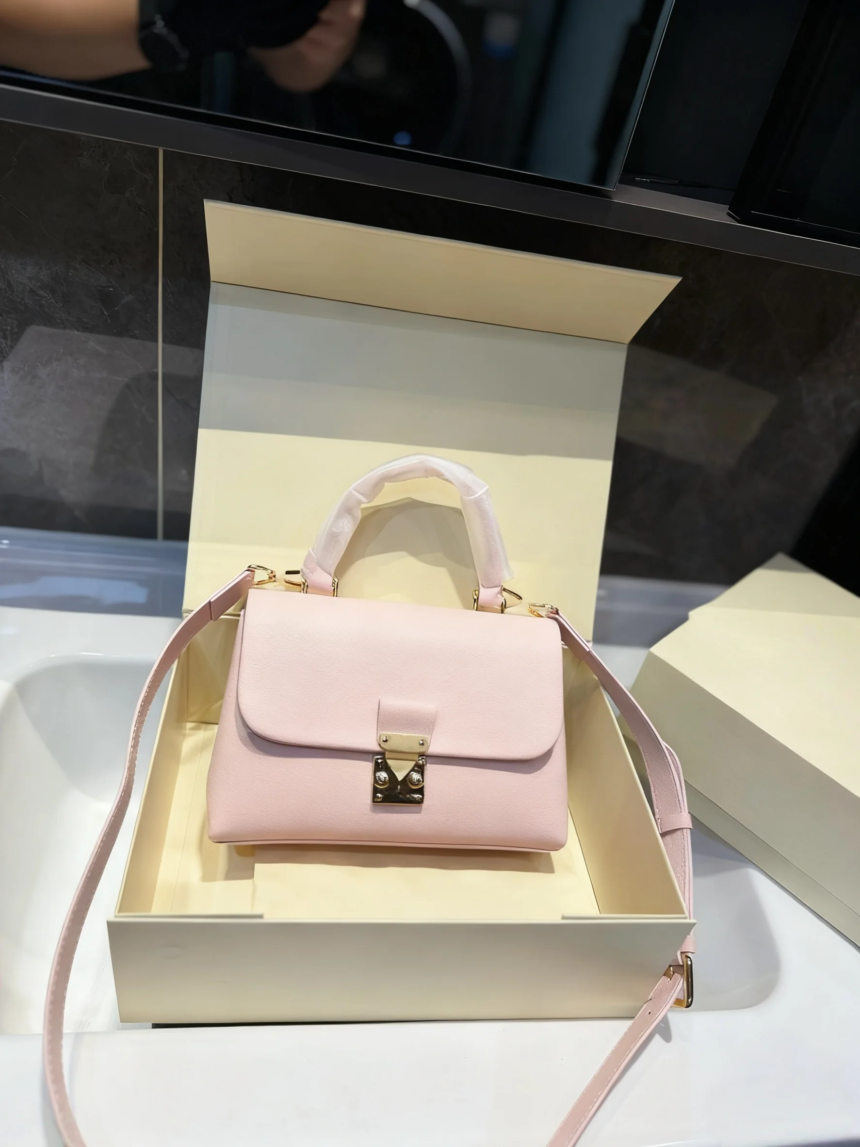 

2025 New SIZE: 25x16 CM Fashionable Versatile bags leather cherry Portable can be carried on the shoulder no boxes