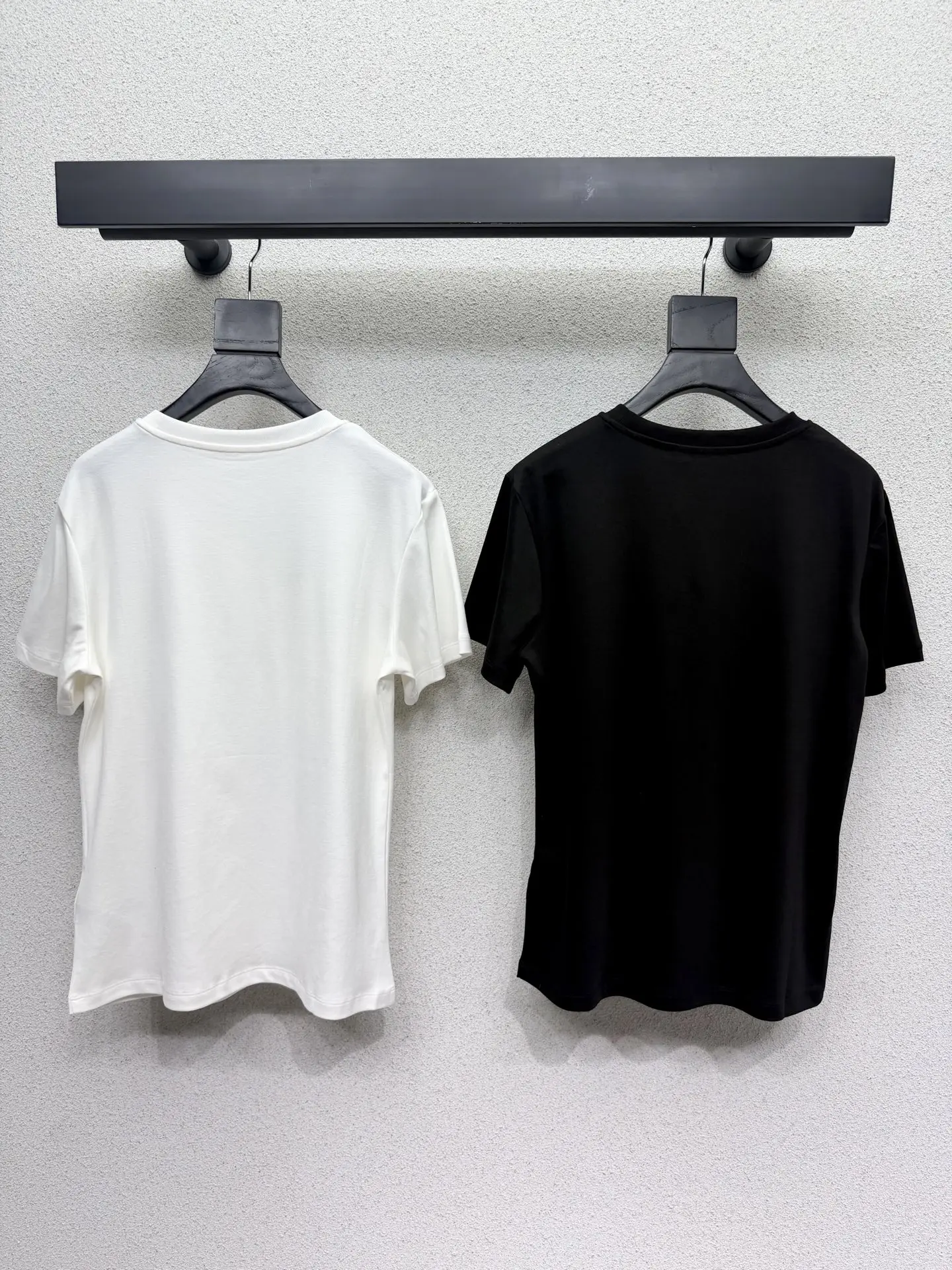 

Новая модель 2026 года: Женская модная футболка с коротким рукавом и вышивкой в виде мультяшных цветов – стильный и универсальный приталенный топ с круглым вырезом