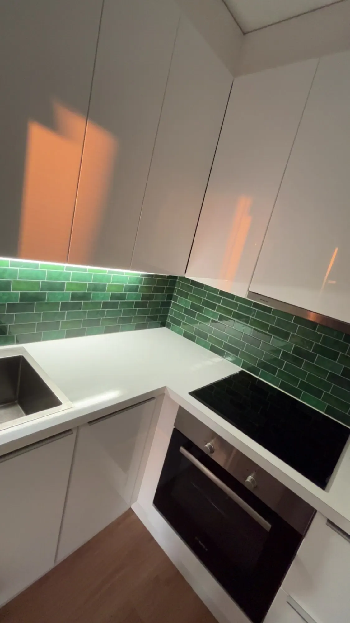 10pcs Green Brick Pattern Tile Self-Adhesive Wall Stickers, Waterproof Heat-resistant, Peel And Stick Panels For Living Room K photo review