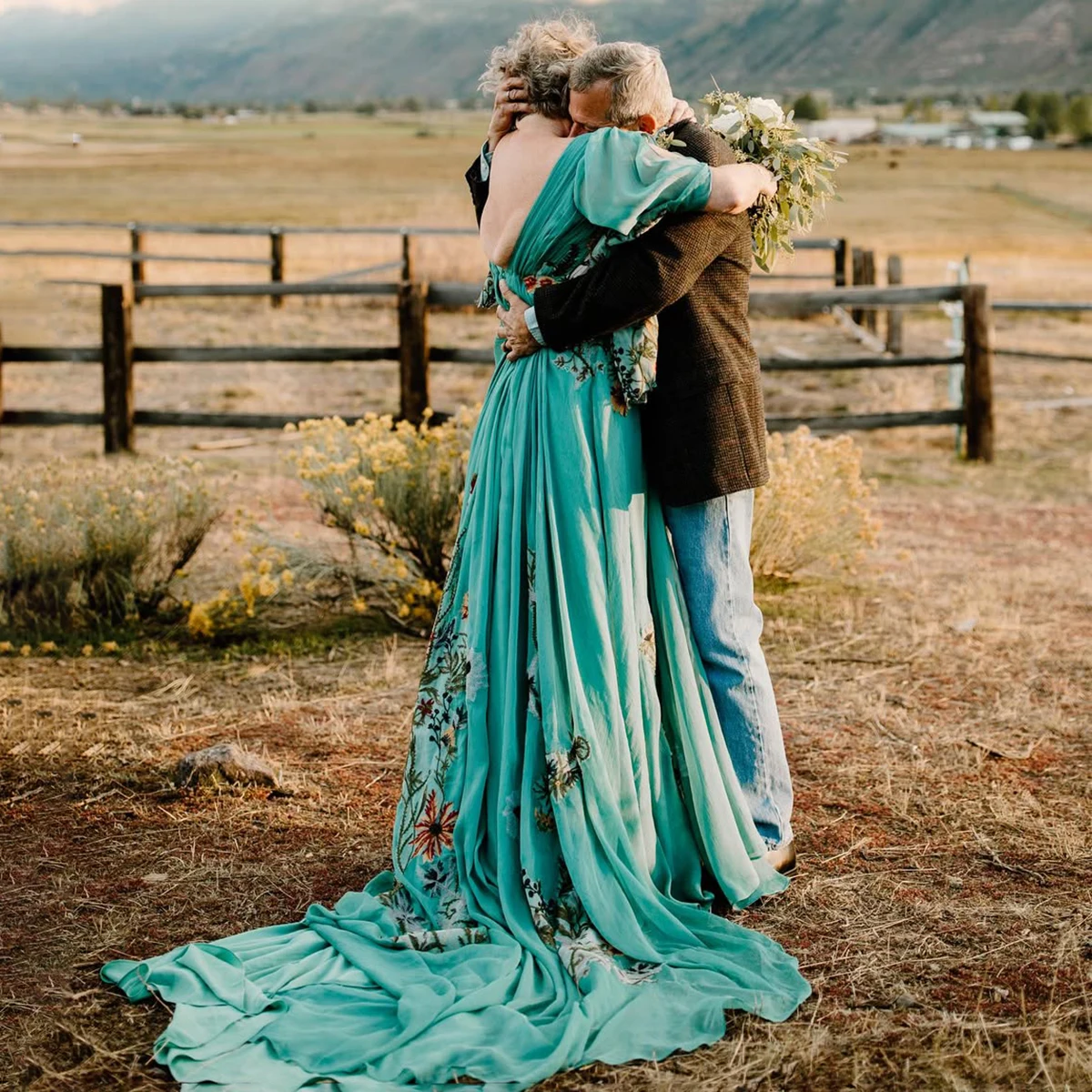 Abito da sposa colorato taglie forti Woodland Garden con ritaglio ricamato senza schienale maniche lunghe svasate divise Abiti da sposa personalizzati