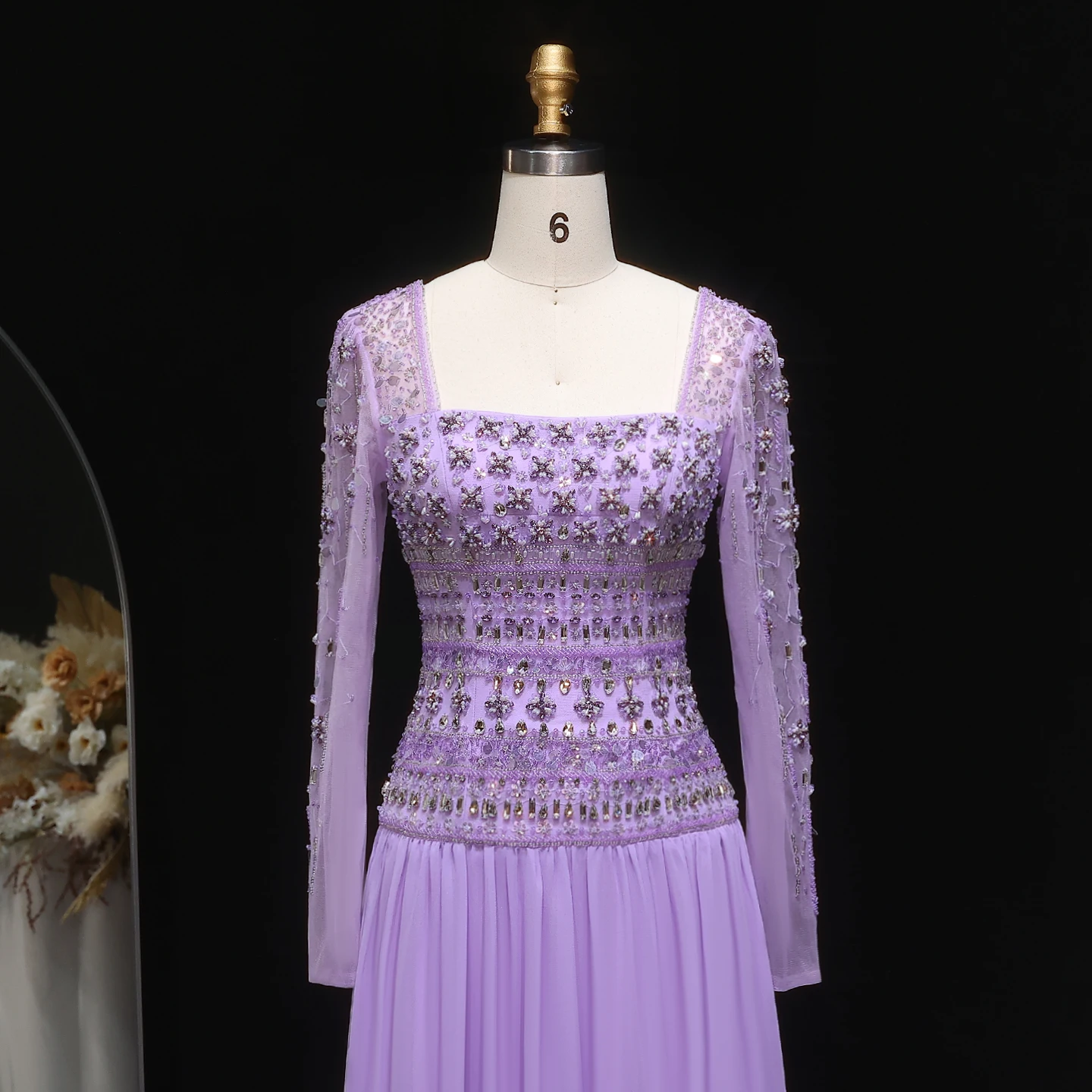 Sharon Said Funkelndes Fliederfarbenes Perlenbesetztes Plissiertes Chiffon-Abendkleid mit Fließendem Schal Dubai Saudi Hochzeitsfeier SS539 Maßanfertigung – Detail 17
