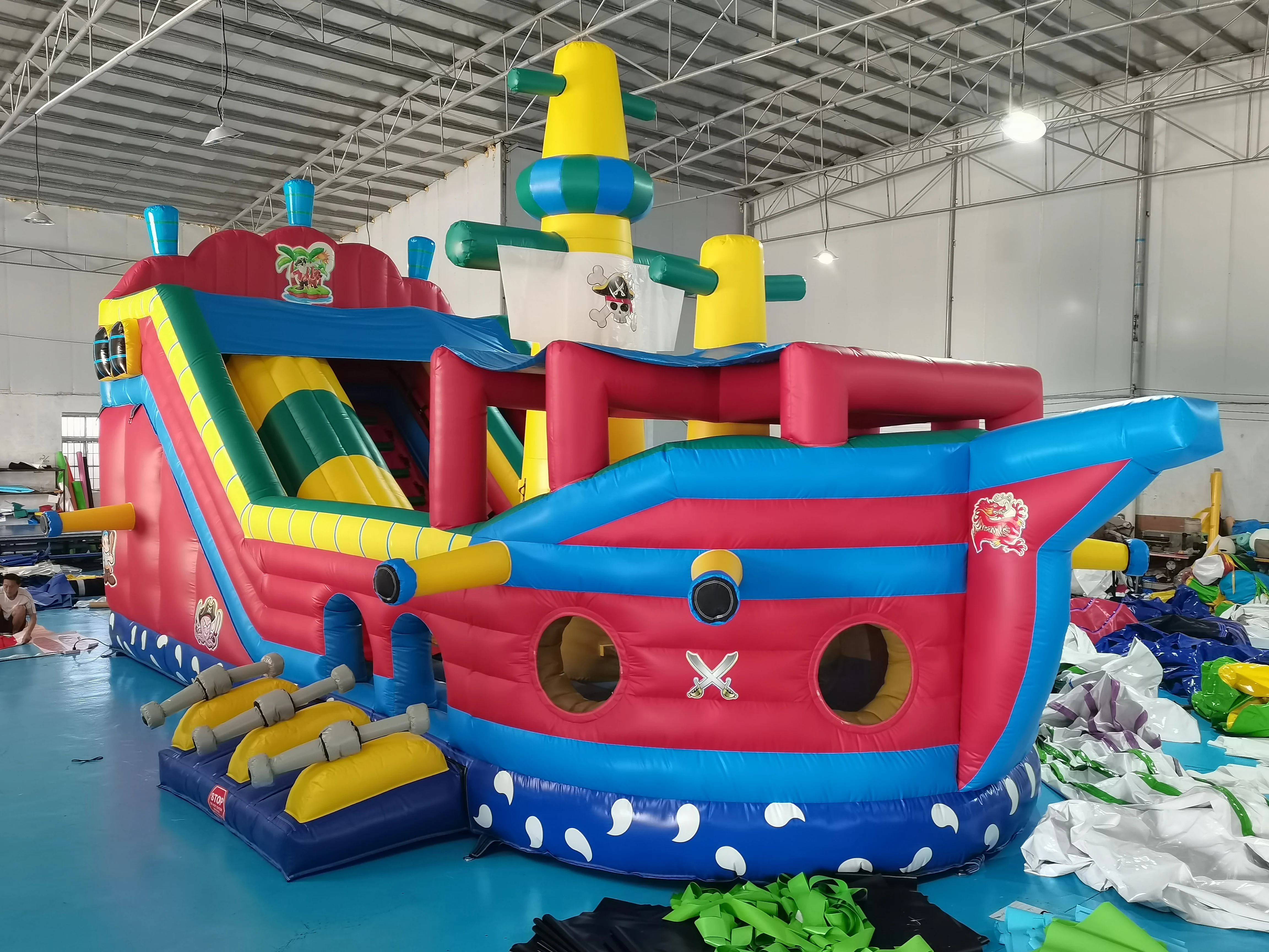 

2023 Factory direct selling inflatable pirate ship, slide castle combination YLY-014