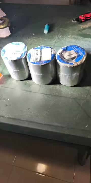 Cliente mostrando el uso de la cinta impermeable SEALFORCE™