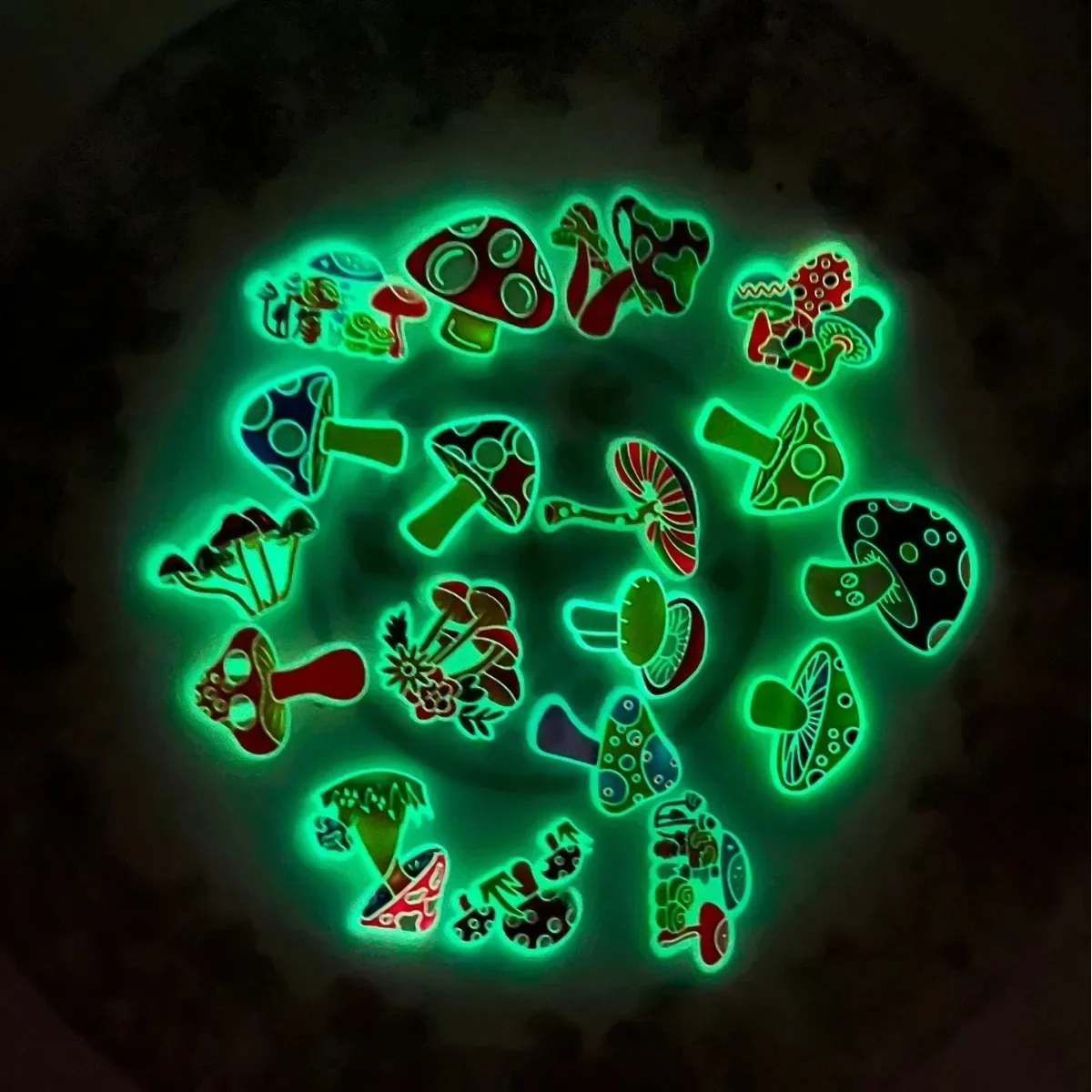 Boucles de chaussures en PVC brillant dans le noir, 2 pièces, plante champignon, breloques, accessoires de décoration pour bracelets sabots, bricolage, cadeau unisexe