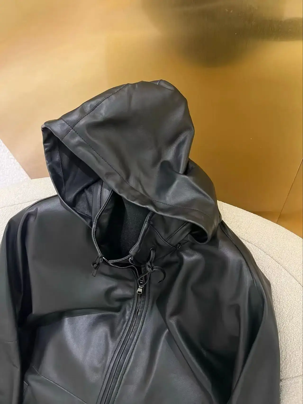 高品質の隠しフード付きエレガントなレザージャケット