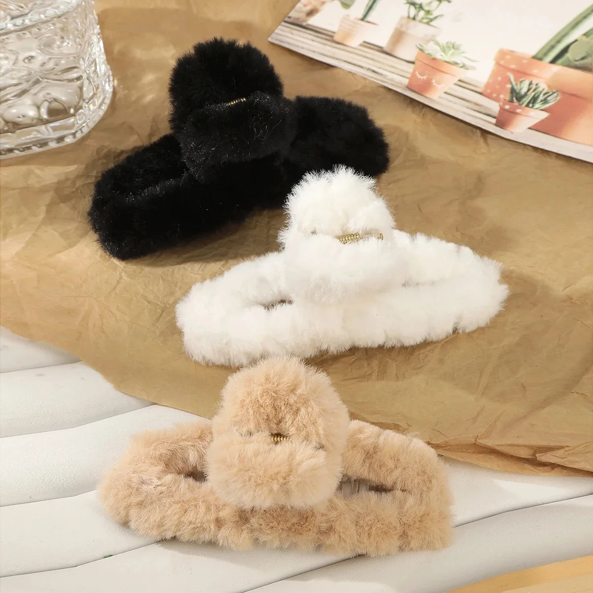 AWAYTR 3PCS Faux Fur Hair Claw Hair Clip Korea Winter Hair Clip Sweet Back Hair Grab Plush Shark Clip Women Akcesoria do włosów — zdjęcie 2