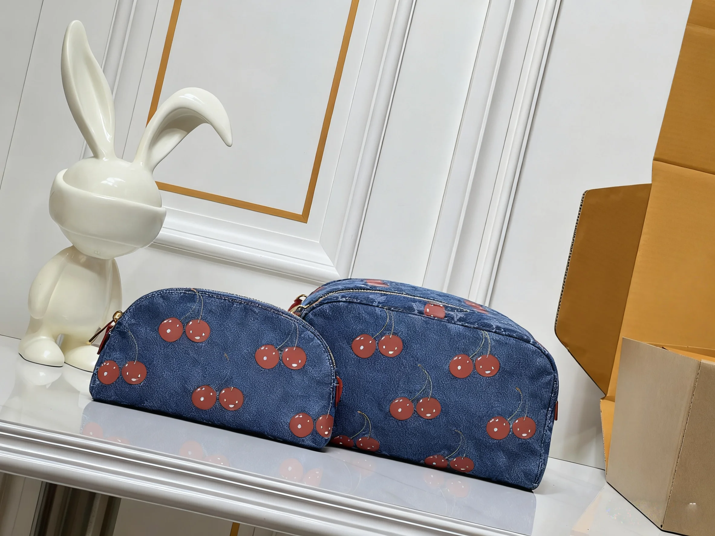 

2025 Новый РАЗМЕР: 28.0 x 15,0 x 16,5 см Модные универсальные сумки из кожи вишни Портативные можно носить на плече без коробок