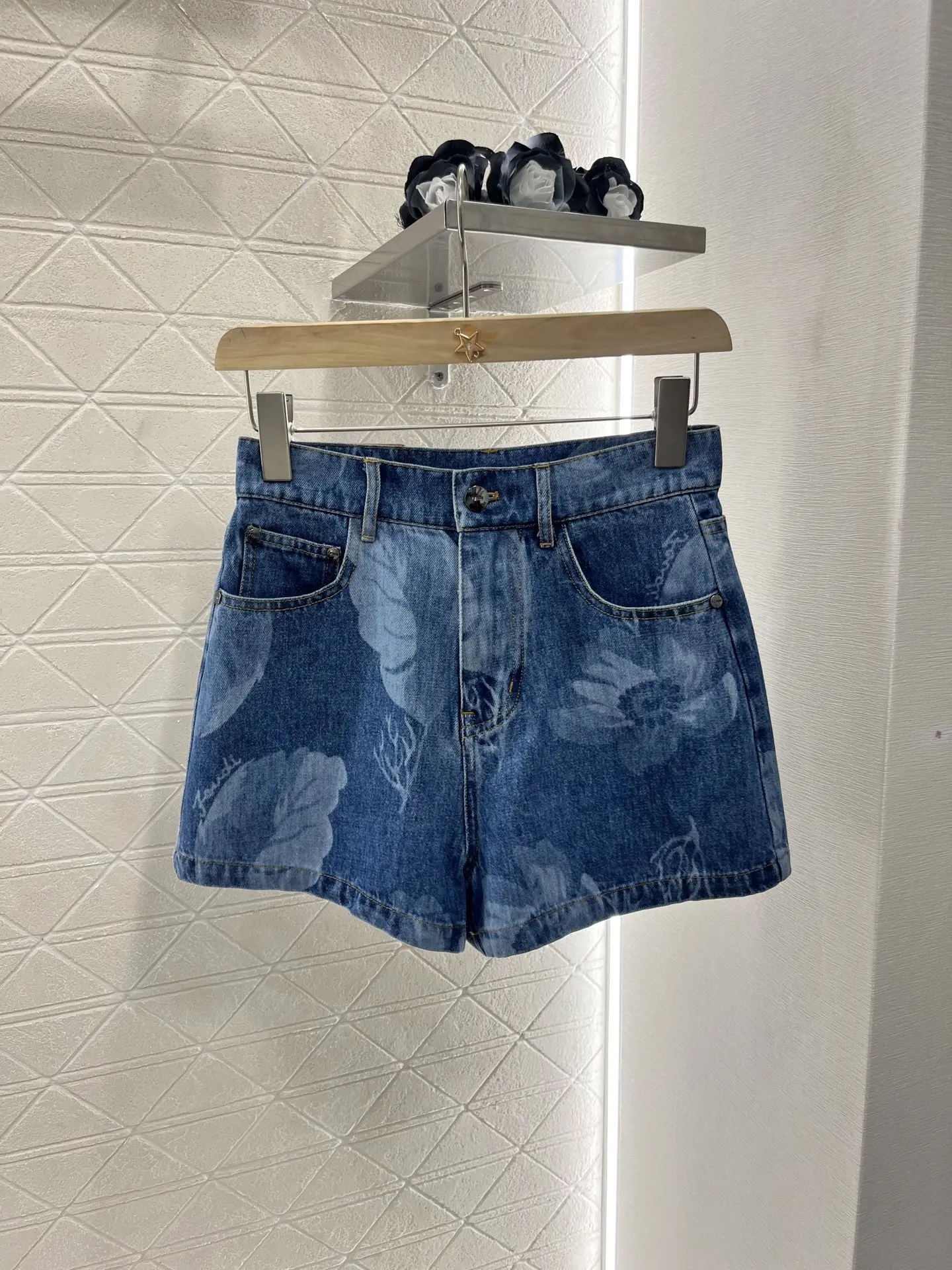 

The 2025 summer new women's jeans are fitted tight and printed and are custom-made for casual high-end girls