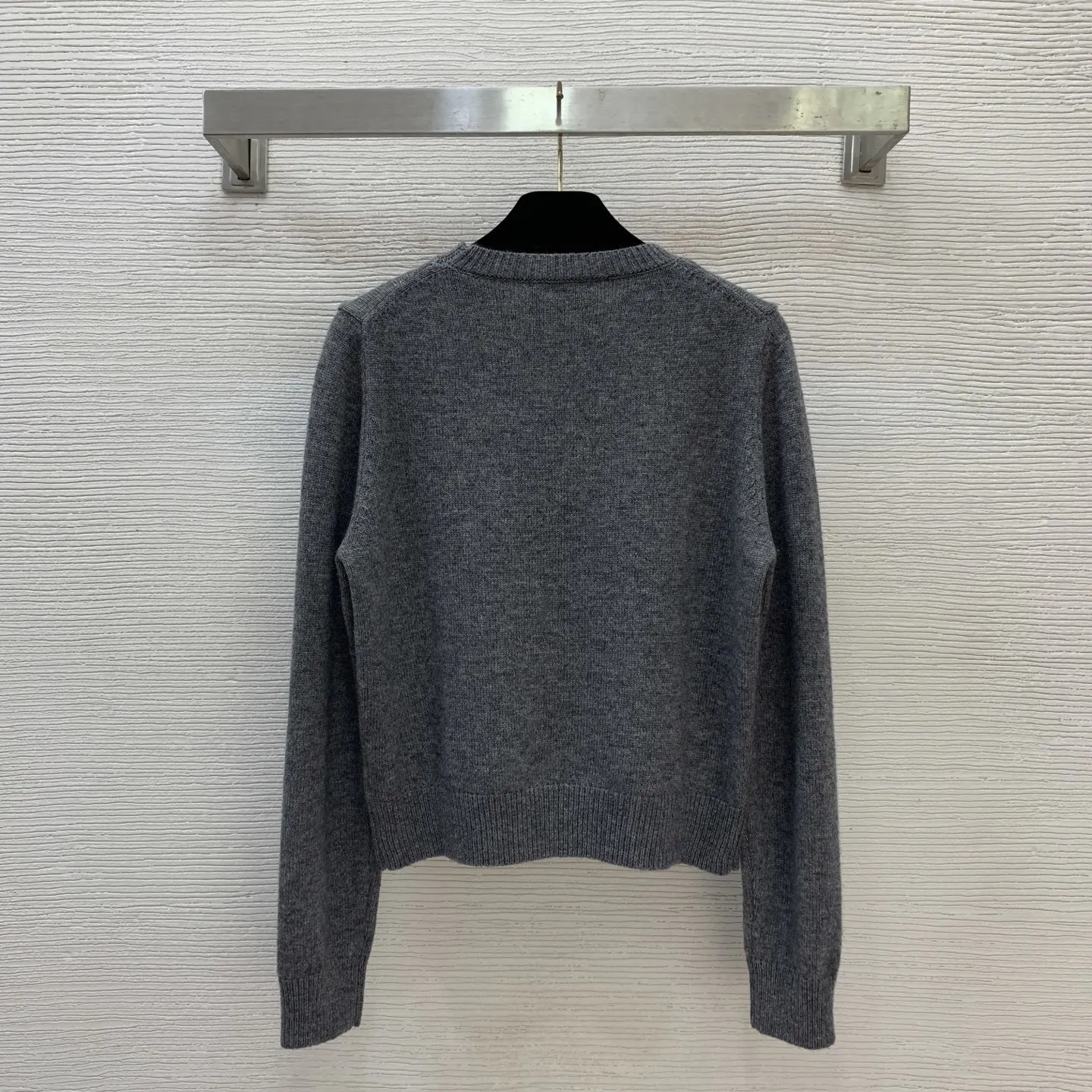 Pull en tricot gris à col rond pour femme - Haut court à manches longues et coupe ajustée à motif de lettres