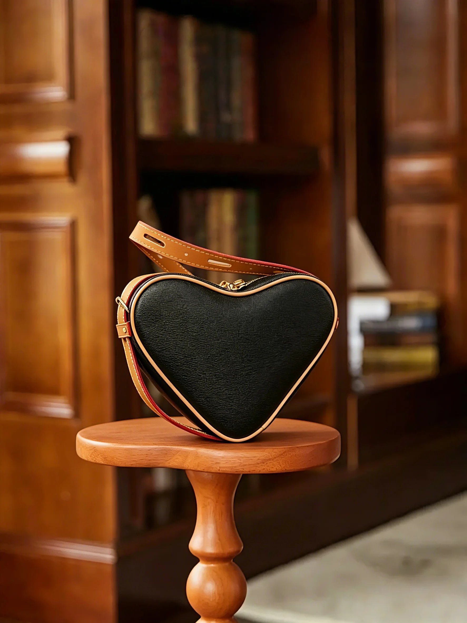 

Size 22x15cm PVC Material No Box 2026 New Retro-Design Crossbody Bag & Gift Bag