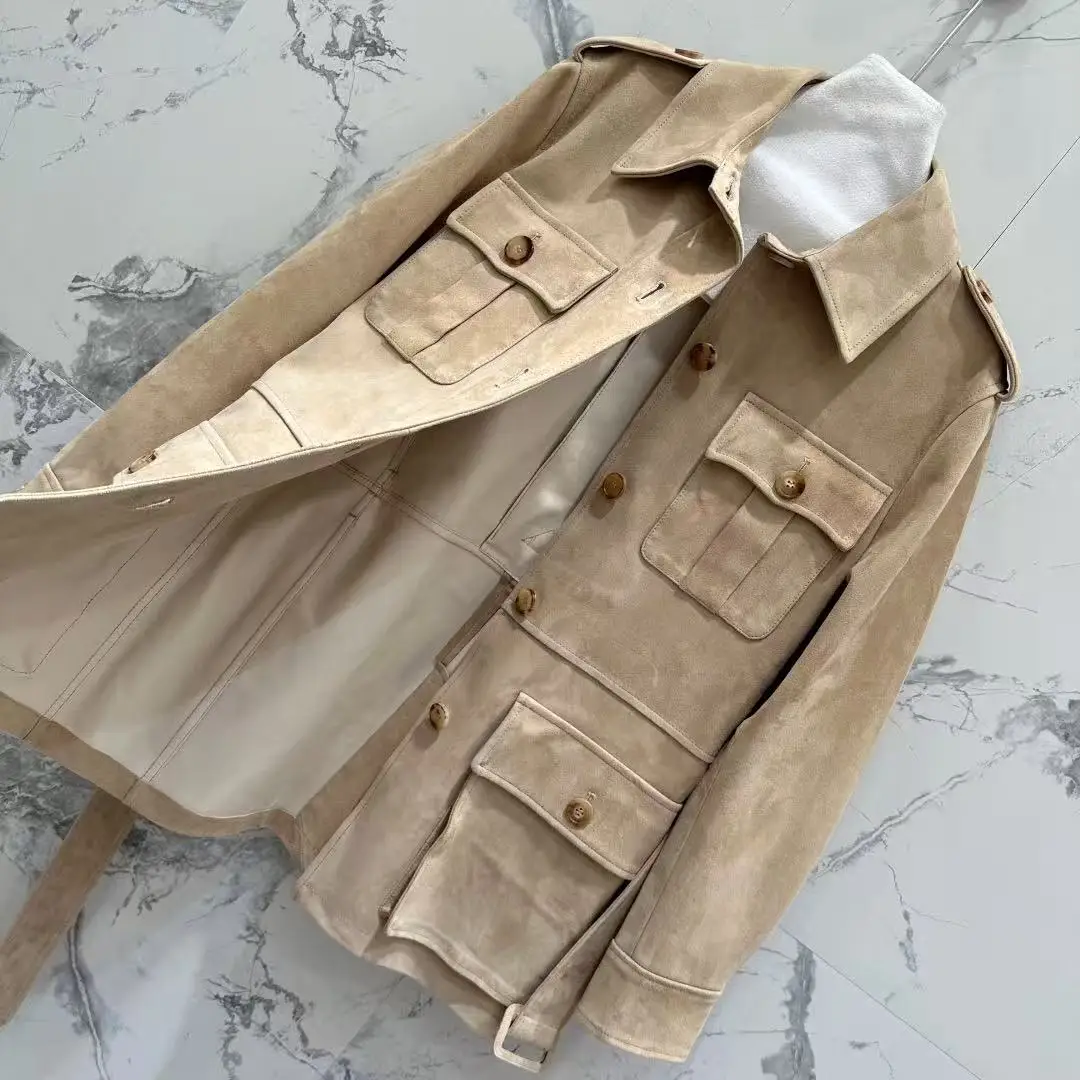 Chaqueta clásica de ante de piel de alta calidad con fajín.