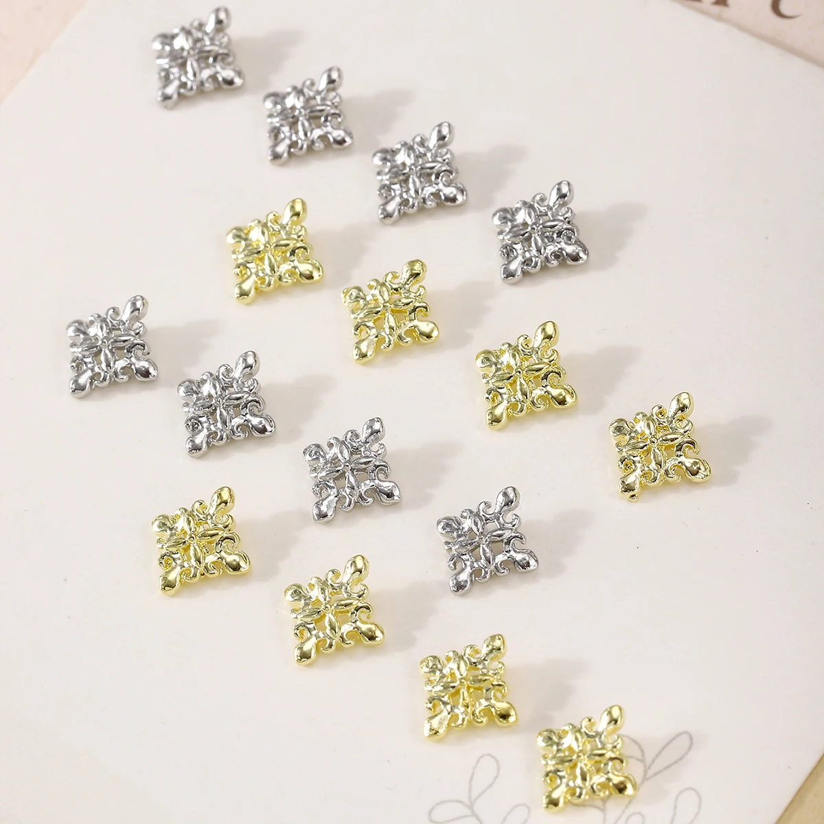 20ชิ้นสไตล์วังย้อนยุคโคลเวอร์สี่แฉกตกแต่งเล็บสไตล์โลหะ Y2k ตกแต่งเล็บพลอยเทียม DIY สไตล์พังก์