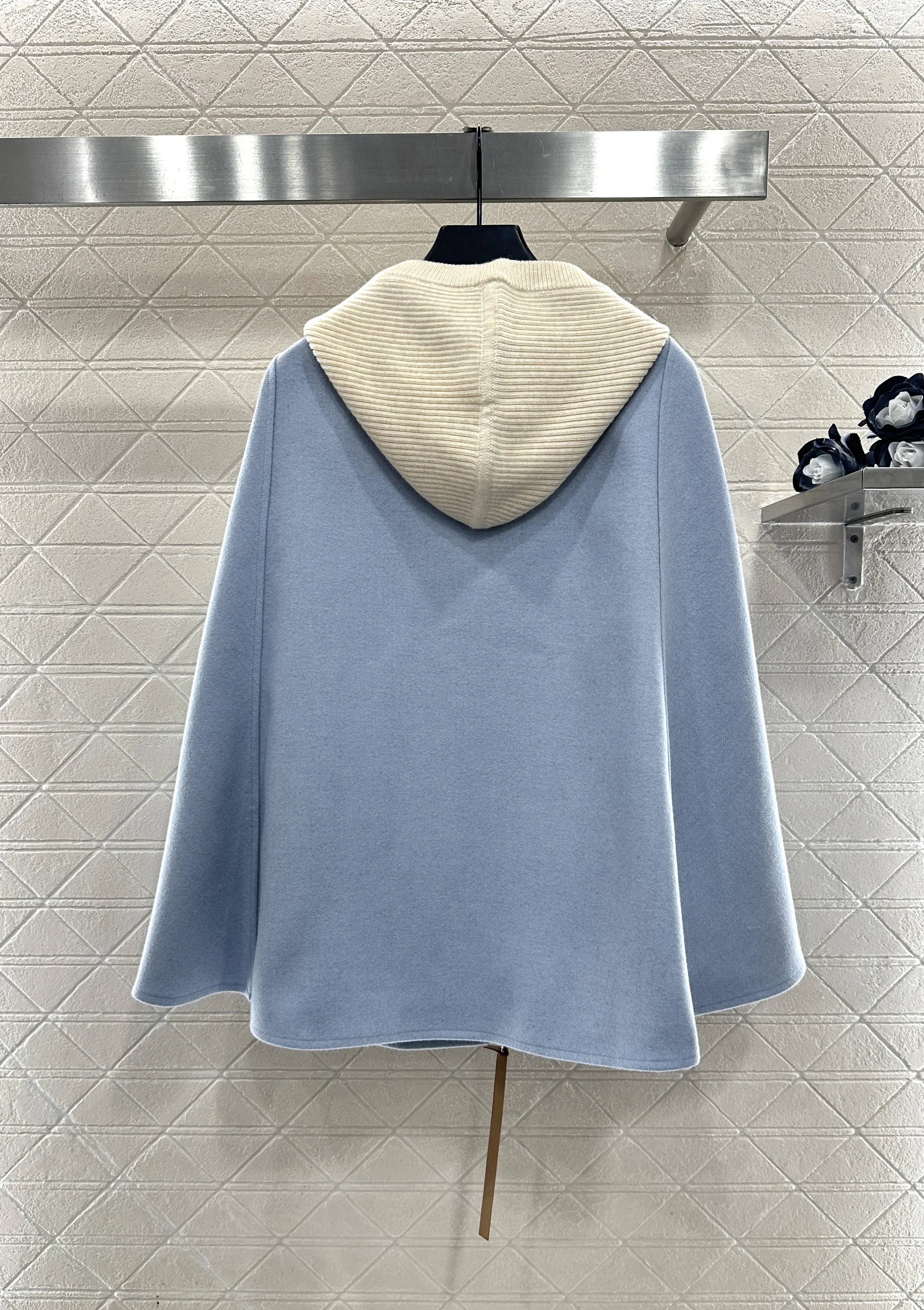 

Женская вязаная накидка с капюшоном на осень/зиму 2025 SU214