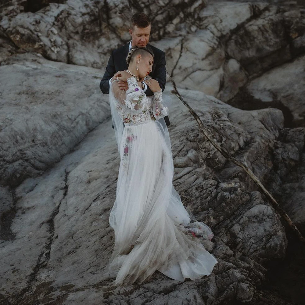 Robe de Mariée en Dentelle Florale Personnalisée avec Cape en Tulle, Manches sulfBouffantes, Col en V Plongeant, Ligne A, Fleurs Colorées, Patients Boho, Quelle que soit