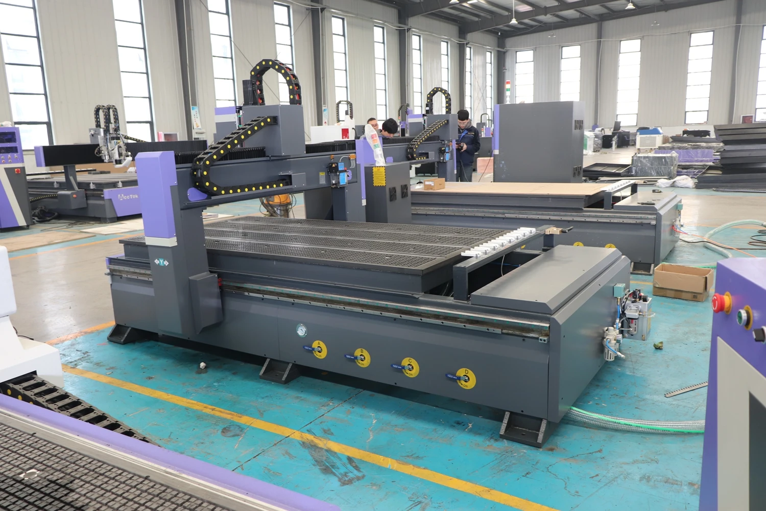 AKM1325C1, router CNC ATC a prezzi accessibili, macchina per incidere del legno 1300 * 2500 mm, mandrino da 9,0 kW, plastica acrilica tagliata,